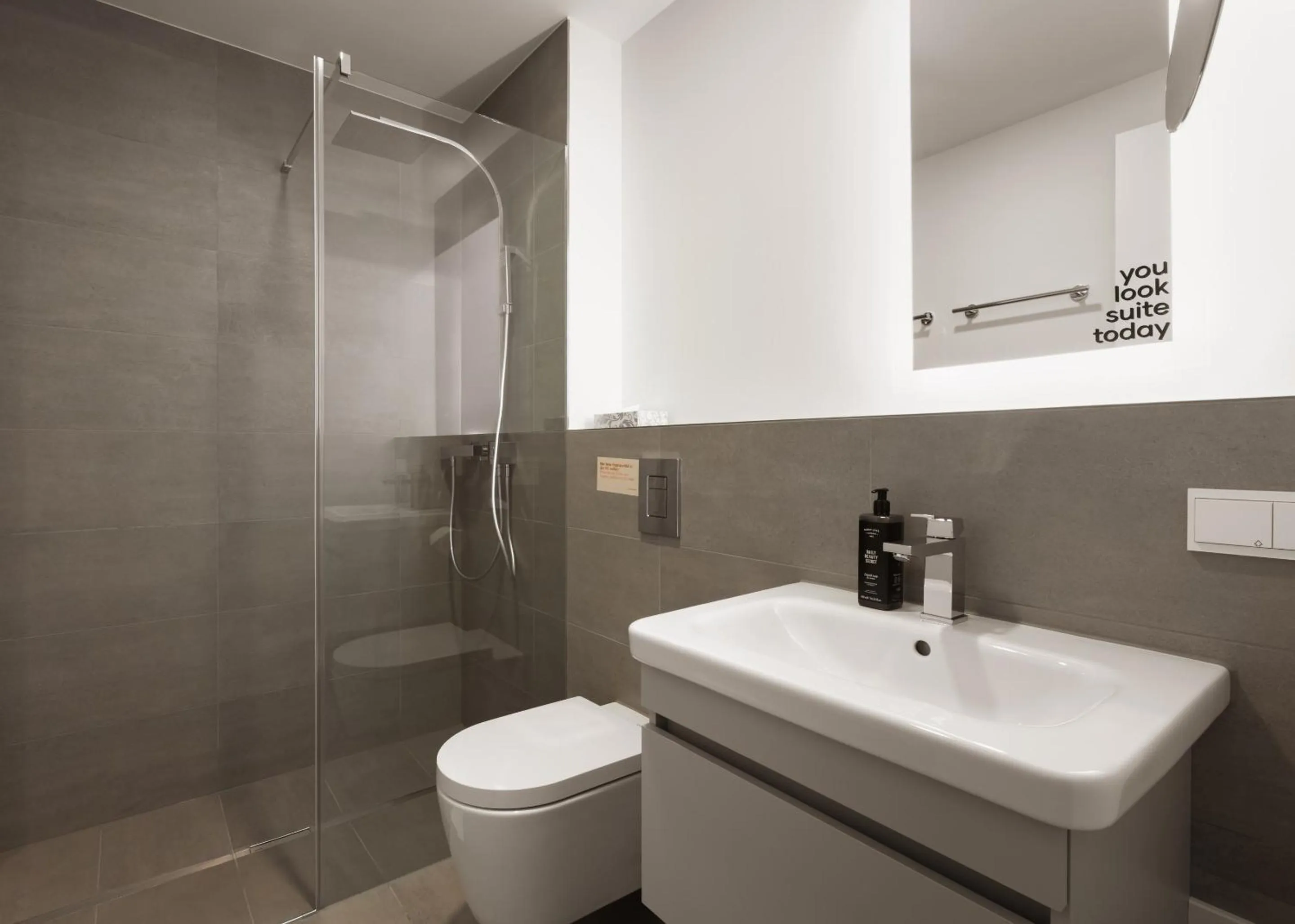 Shower in Limehome Berlin Müllerstraße - Digital Access