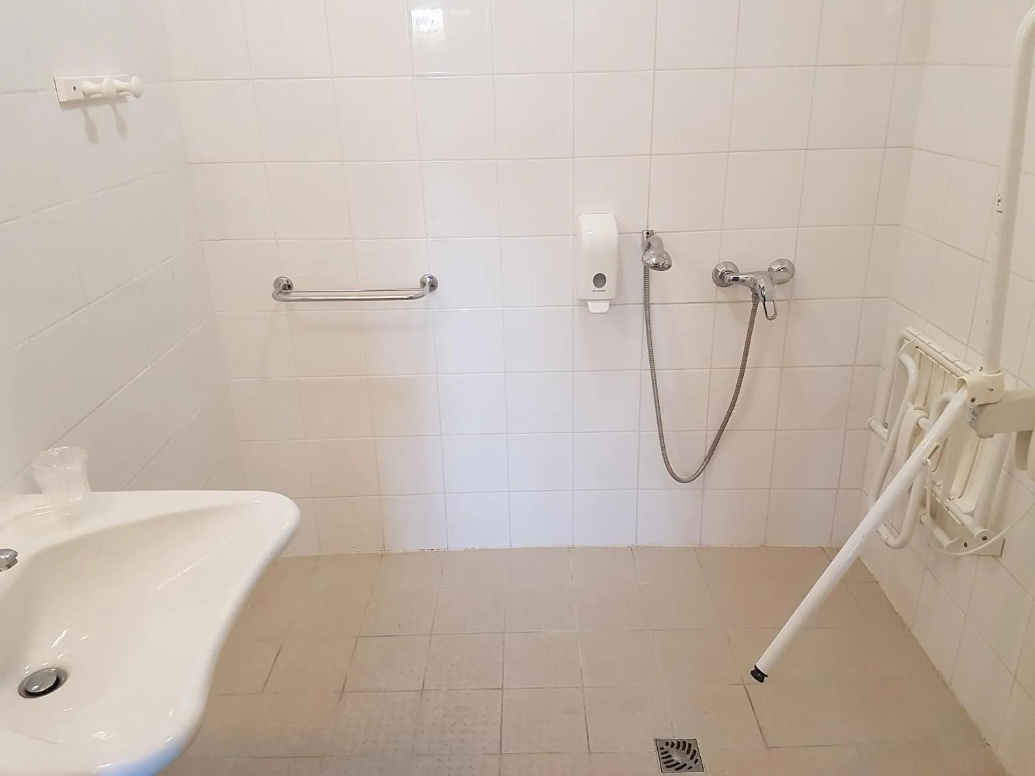 Bathroom in Enzo Hotels Quimperle By Kyriad Direct