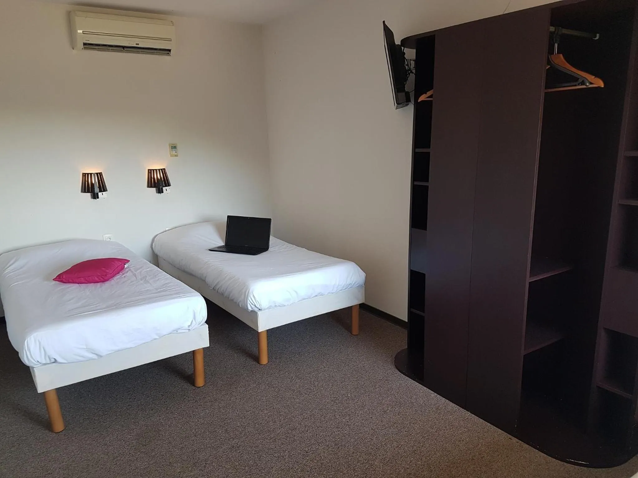 Bedroom in Enzo Hotels Quimperle By Kyriad Direct