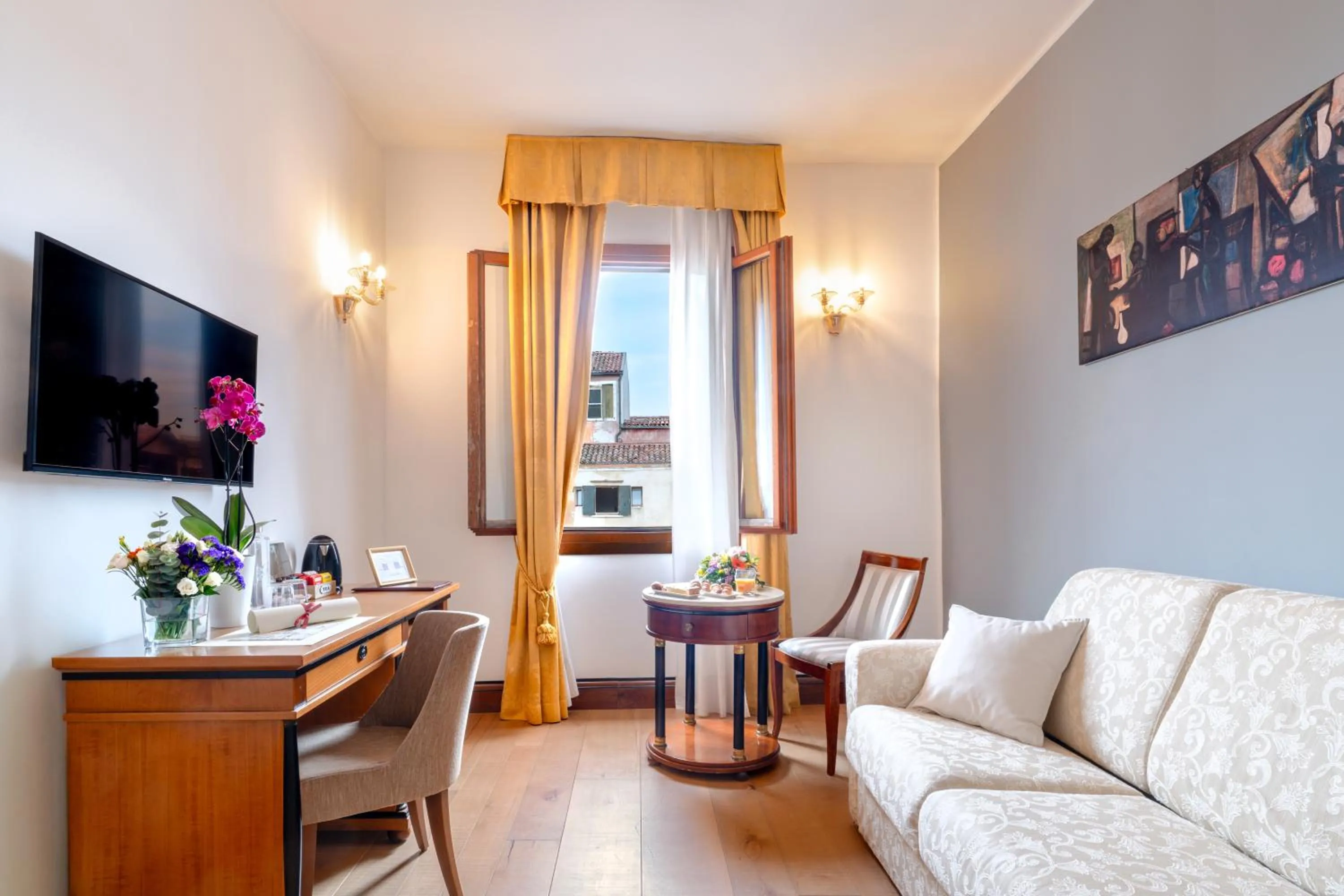 Living room in All’Angelo Art Hotel