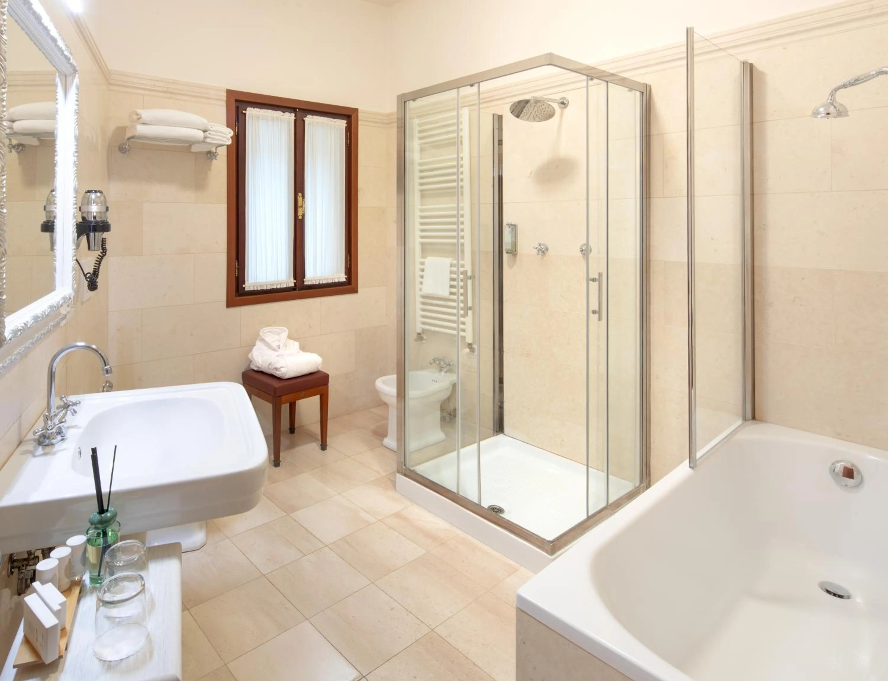 Bathroom in All’Angelo Art Hotel