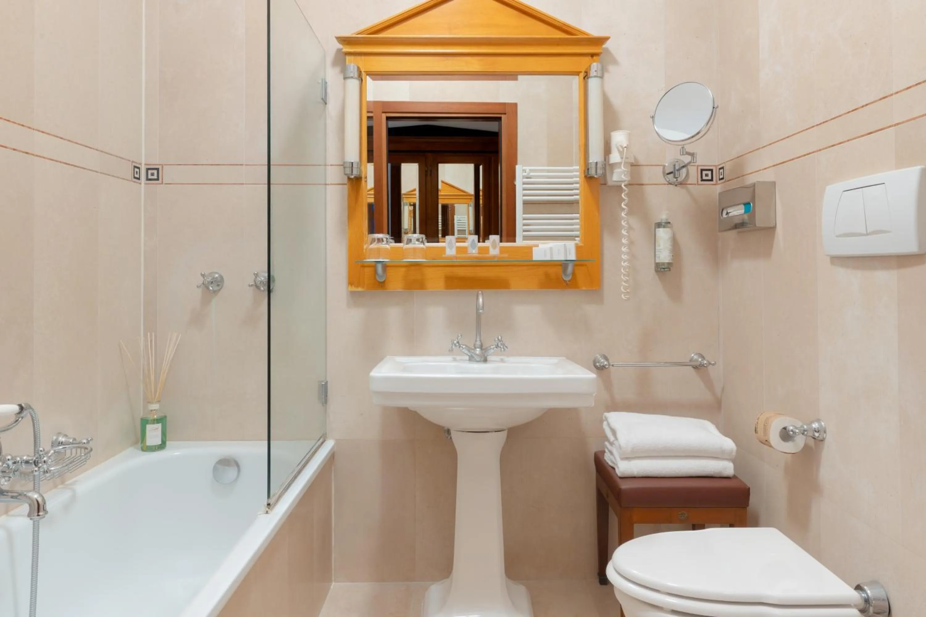 Bathroom in All’Angelo Art Hotel