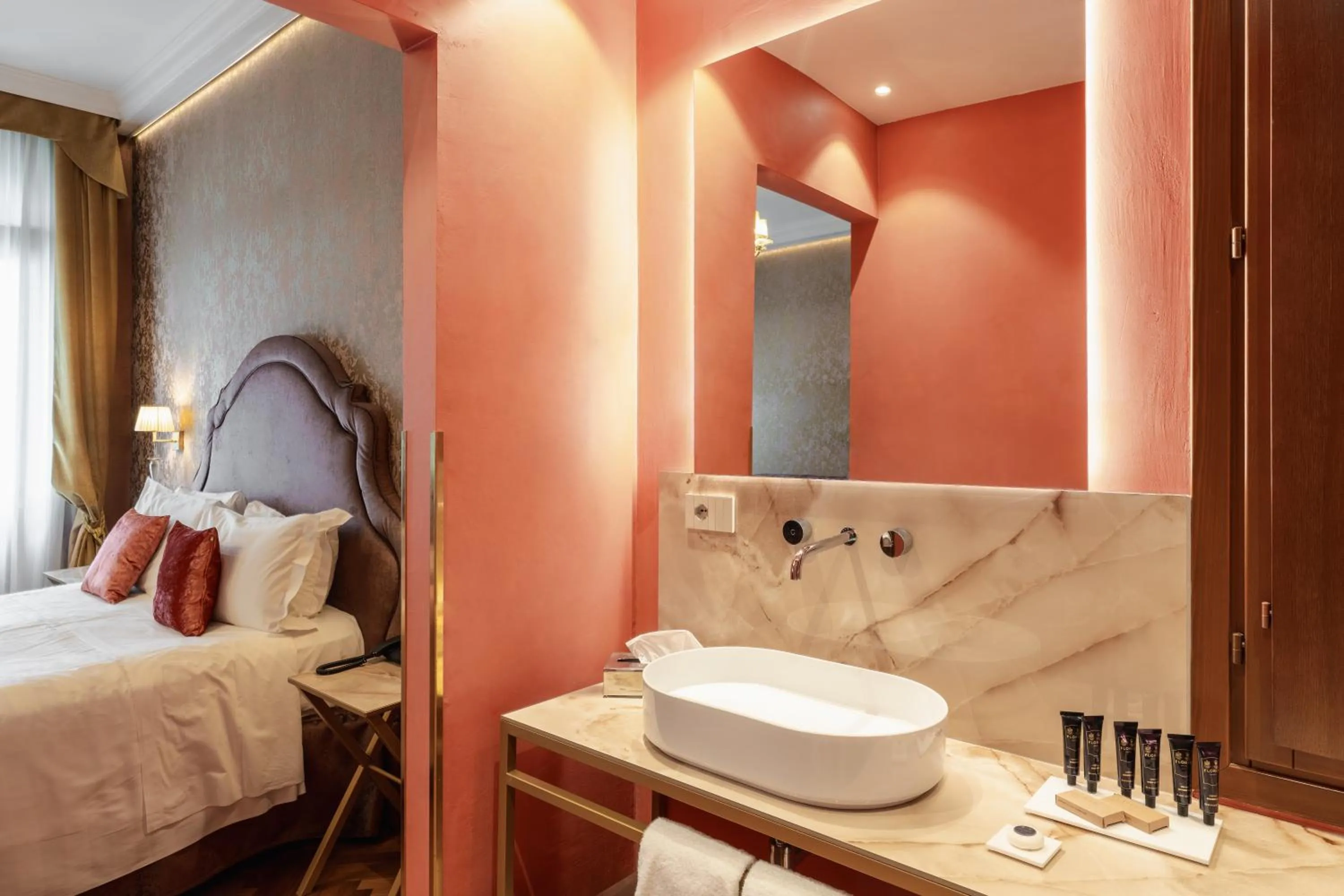 Bathroom, Bed in Hotel Donà Palace