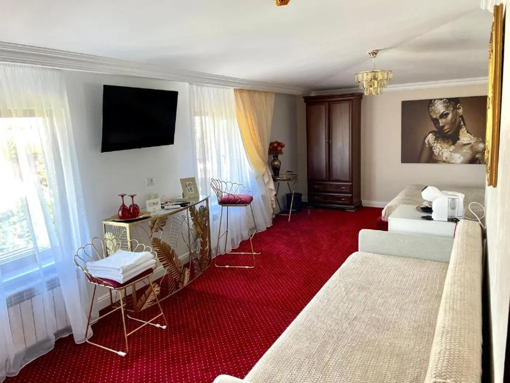 Seating area, Bed in Hotel City Break