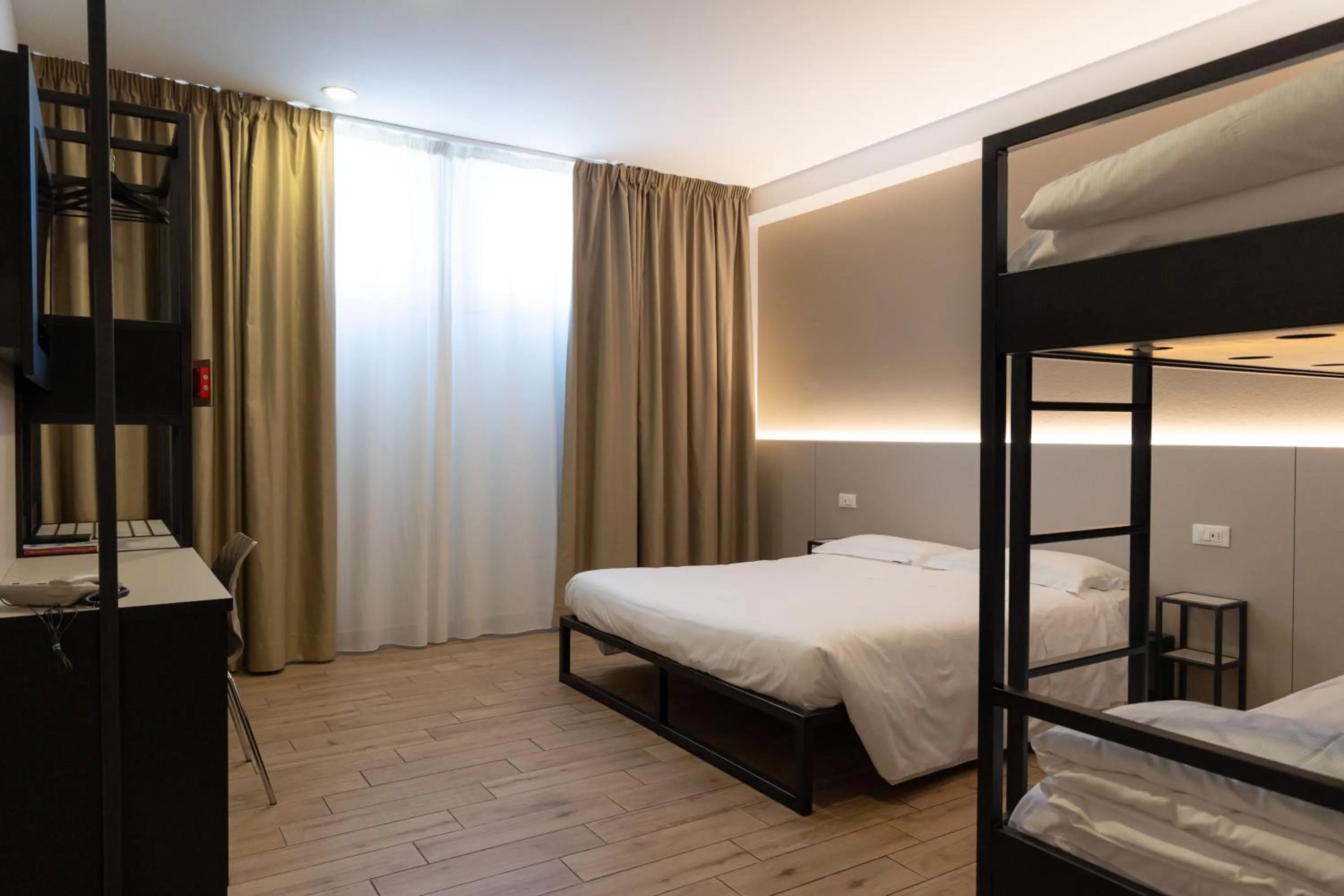 Bedroom, Bed in Hotel Astoria