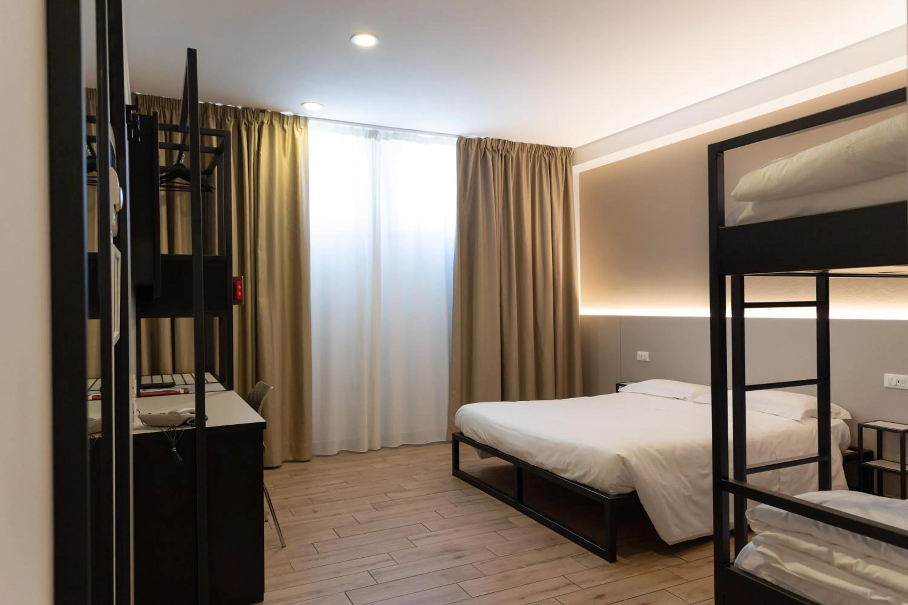 Bedroom, Bed in Hotel Astoria