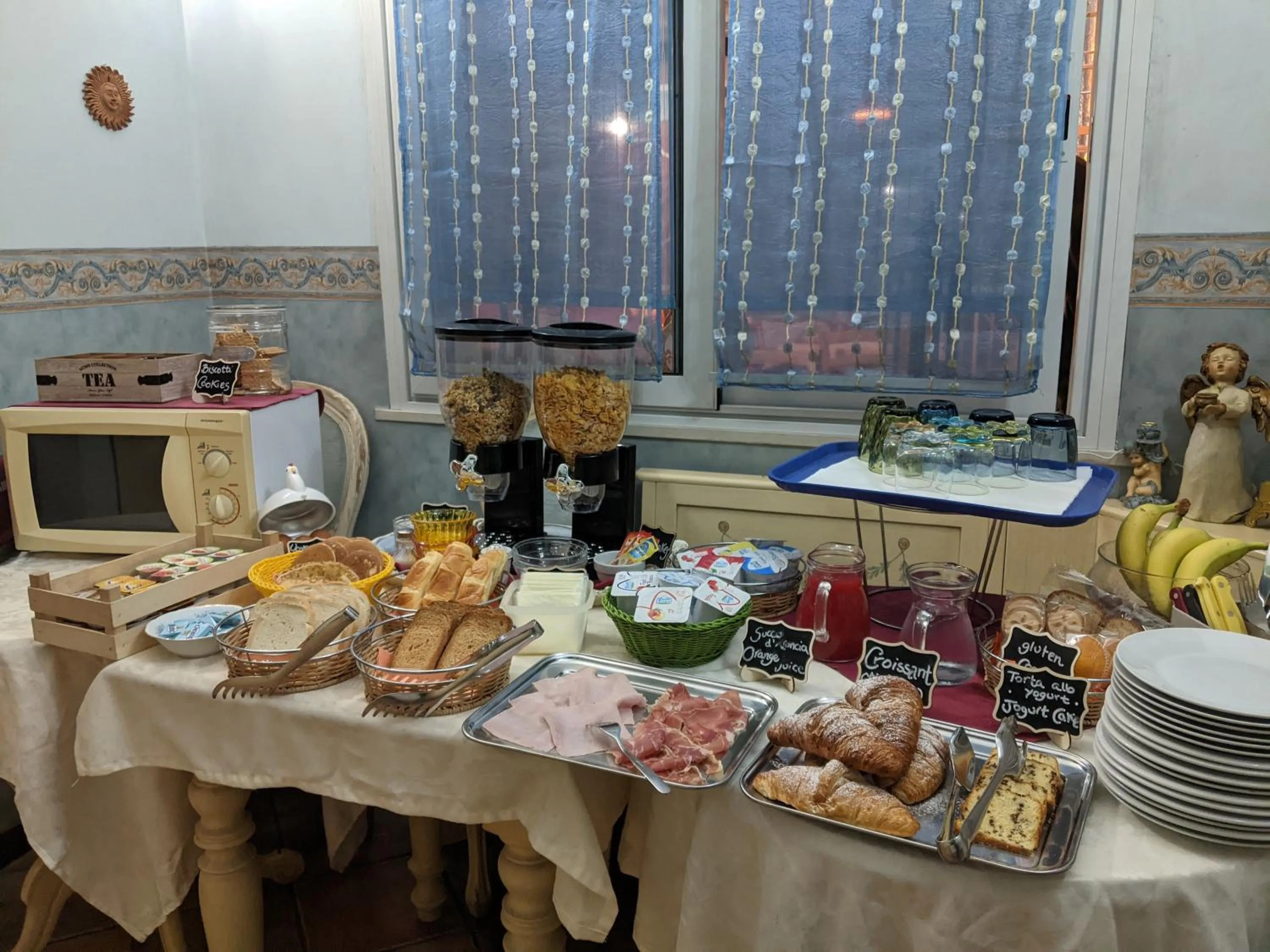 Food and drinks in D'Elite Room & Breakfast