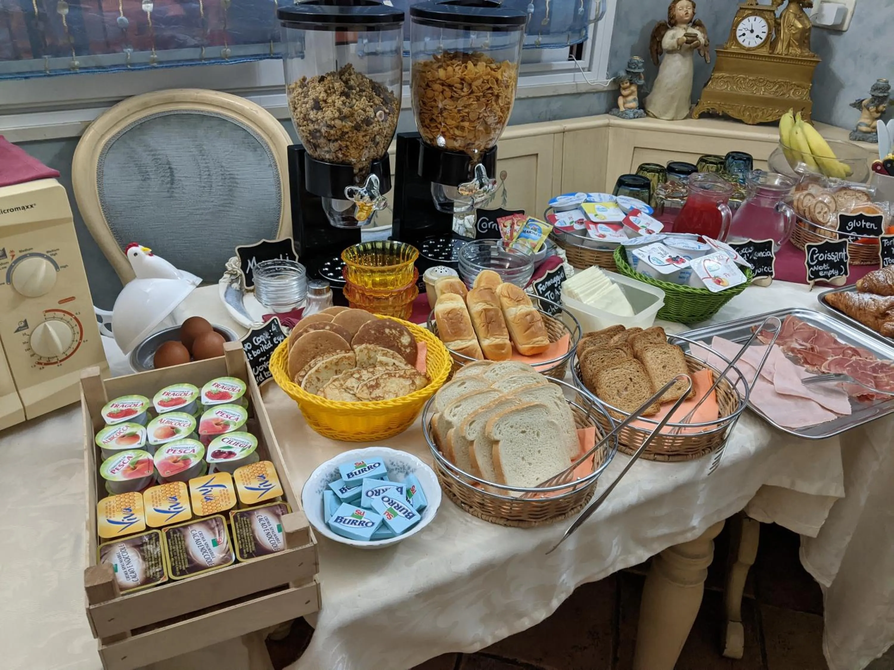 Food and drinks in D'Elite Room & Breakfast