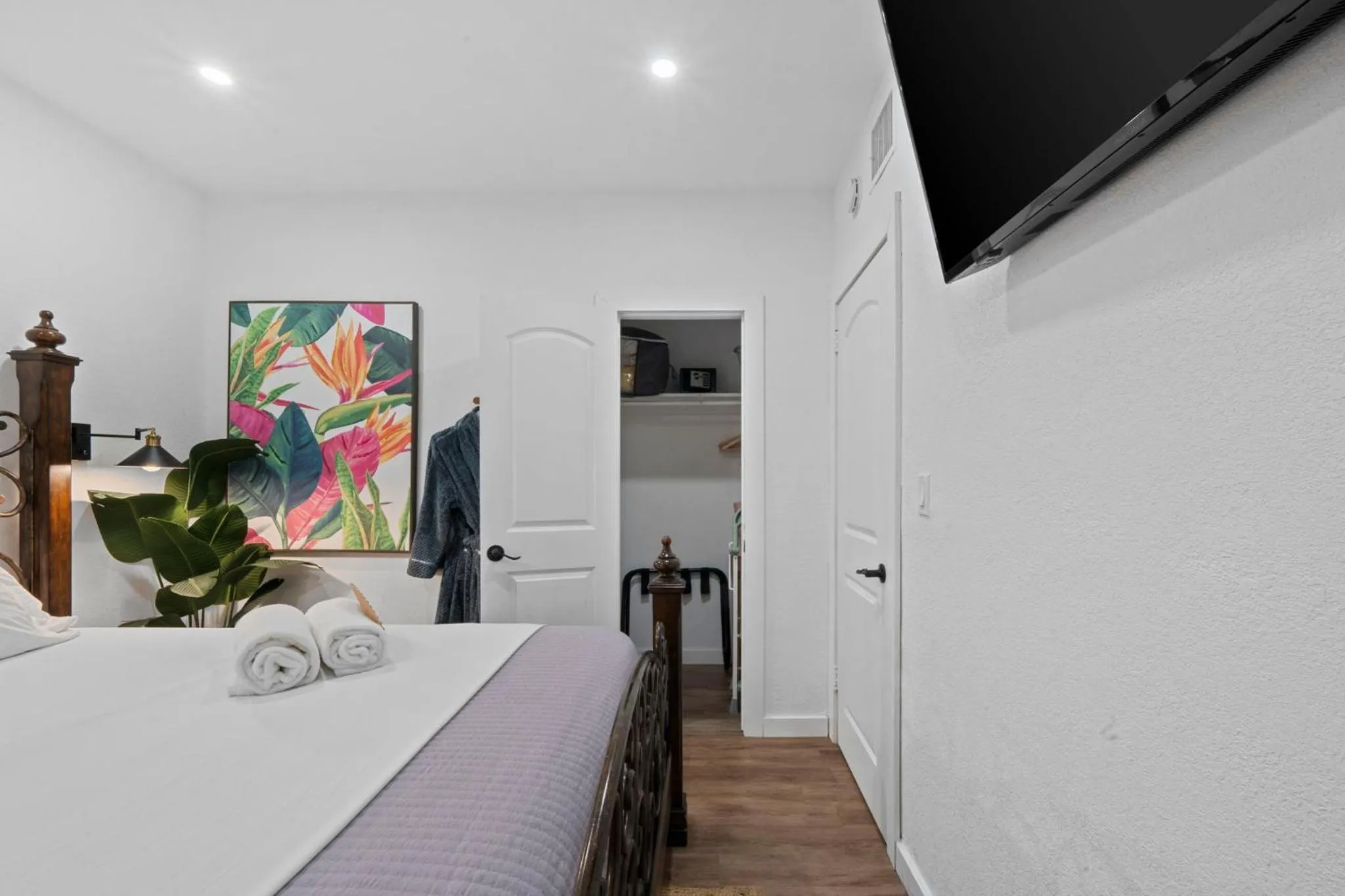 Bed in Stunning Little Havana Suites Close to airport, Calle Ocho, Brickell, Wynwood and the Beaches - Free Parking