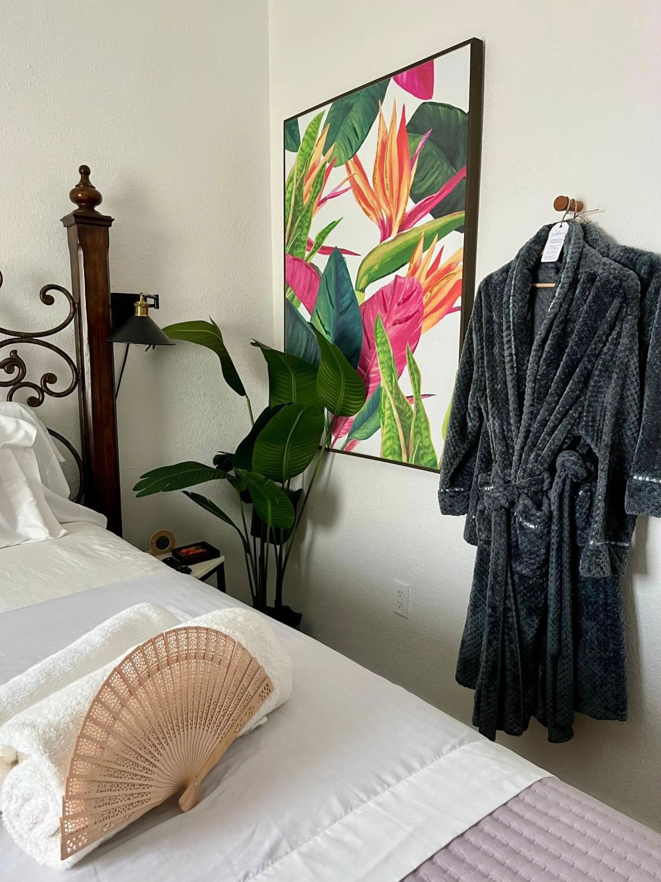 Bed in Stunning Little Havana Suites Close to airport, Calle Ocho, Brickell, Wynwood and the Beaches - Free Parking