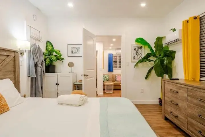 Bed in Stunning Little Havana Suites Close to airport, Calle Ocho, Brickell, Wynwood and the Beaches - Free Parking