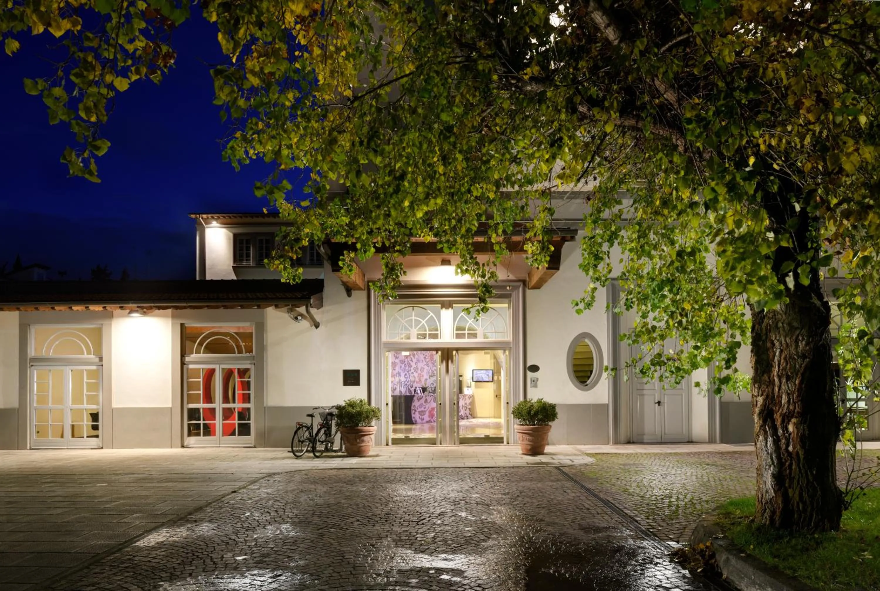 Facade/entrance in UNA Hotels Vittoria Firenze