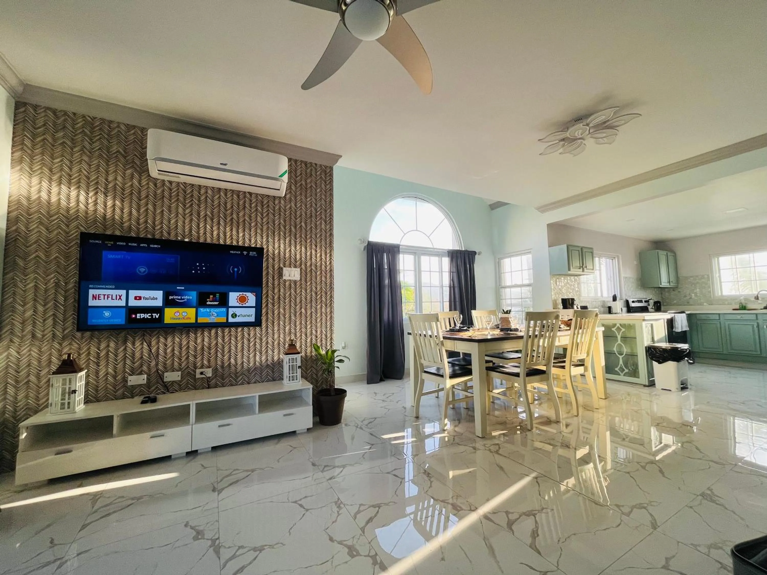 Communal lounge/ TV room in Luxury Apartments and Rooms,The Lagoons