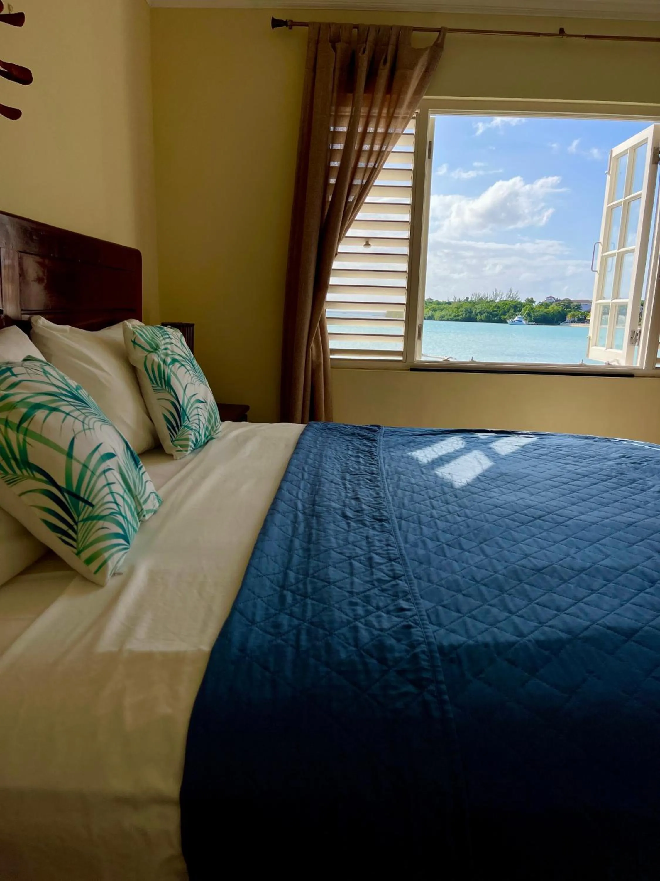 Bed in Luxury Apartments and Rooms,The Lagoons