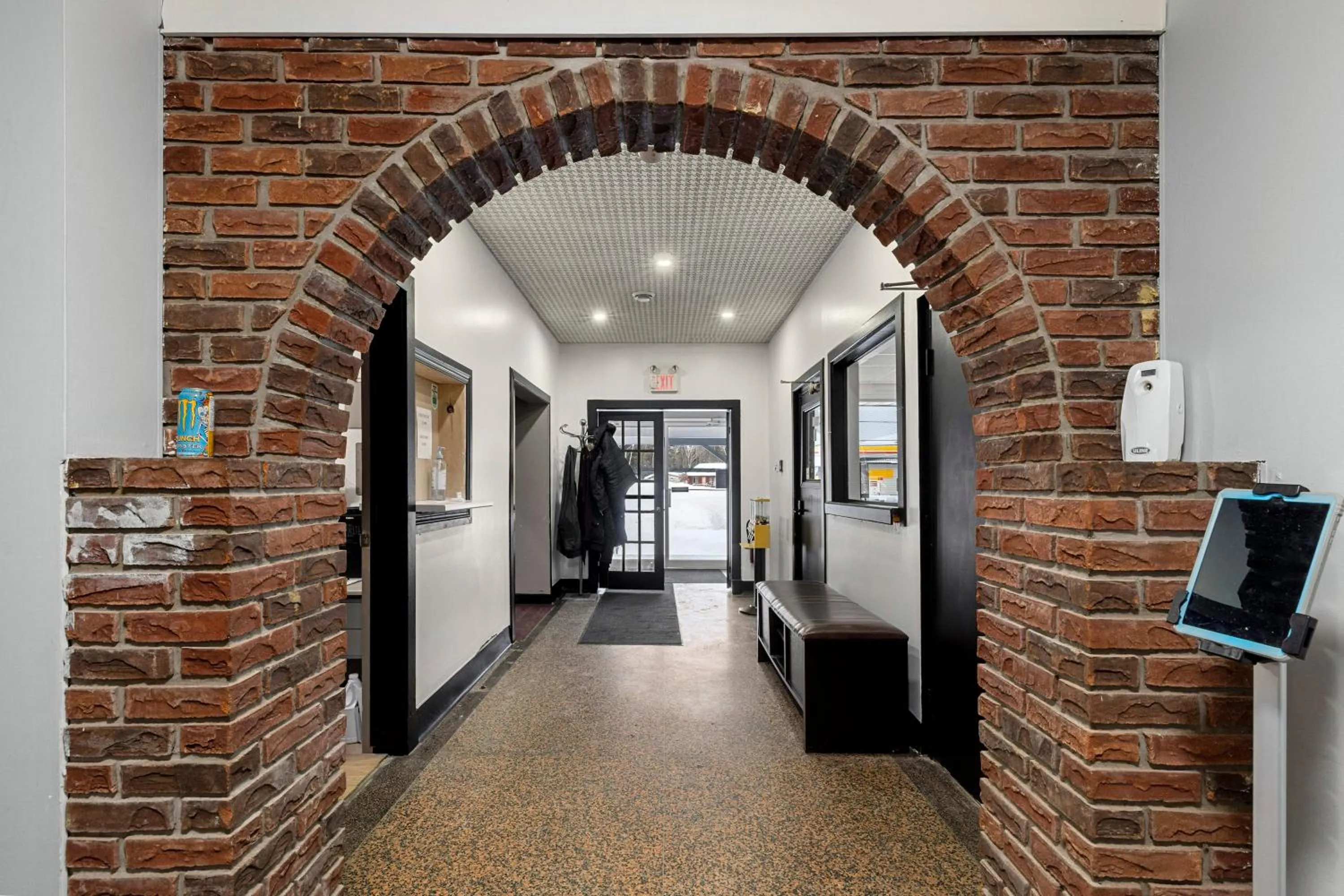 Facade/entrance in Lakeside Inn