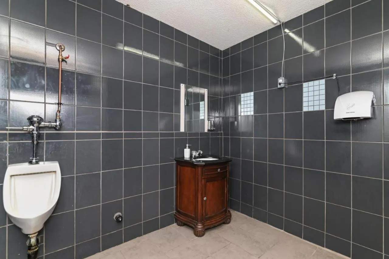 Bathroom in Lakeside Inn