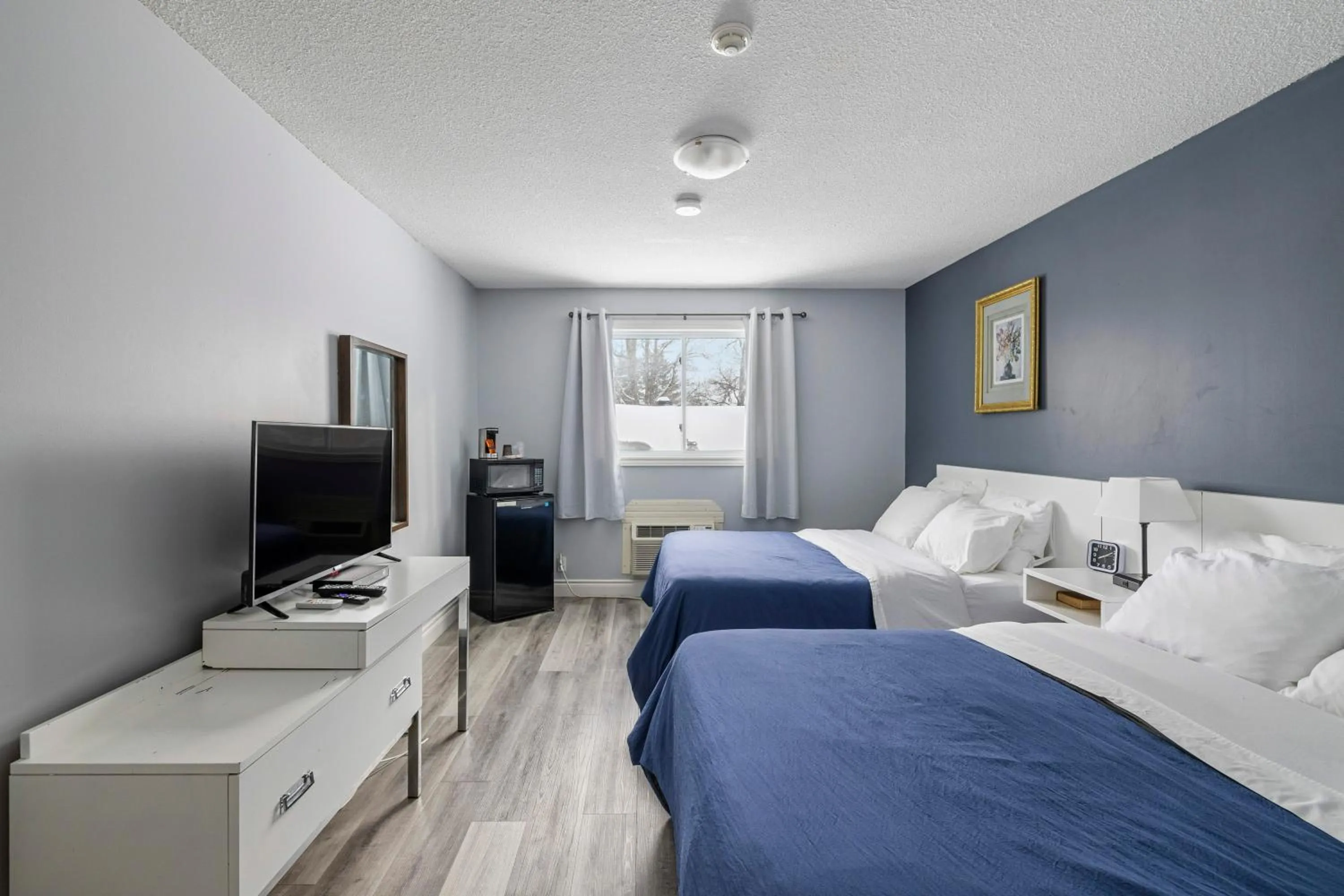 Bedroom, Bed in Lakeside Inn