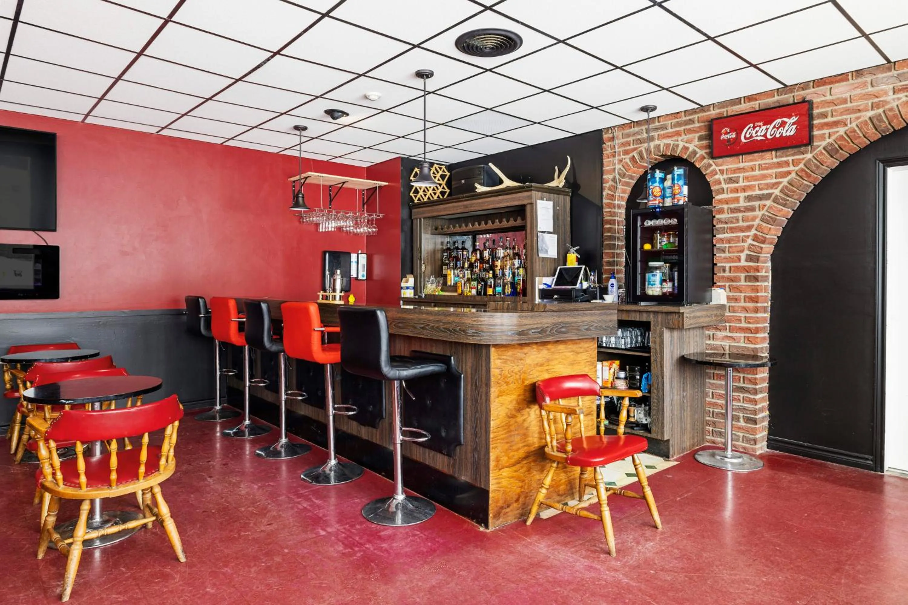 Lounge or bar in Lakeside Inn