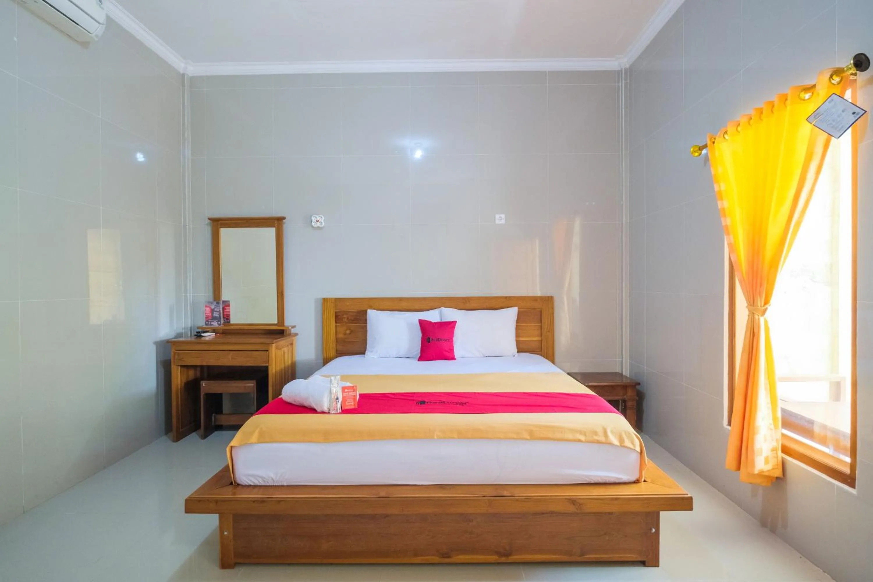 Bedroom, Bed in RedDoorz at Tanjung Alam Hotel Lovina