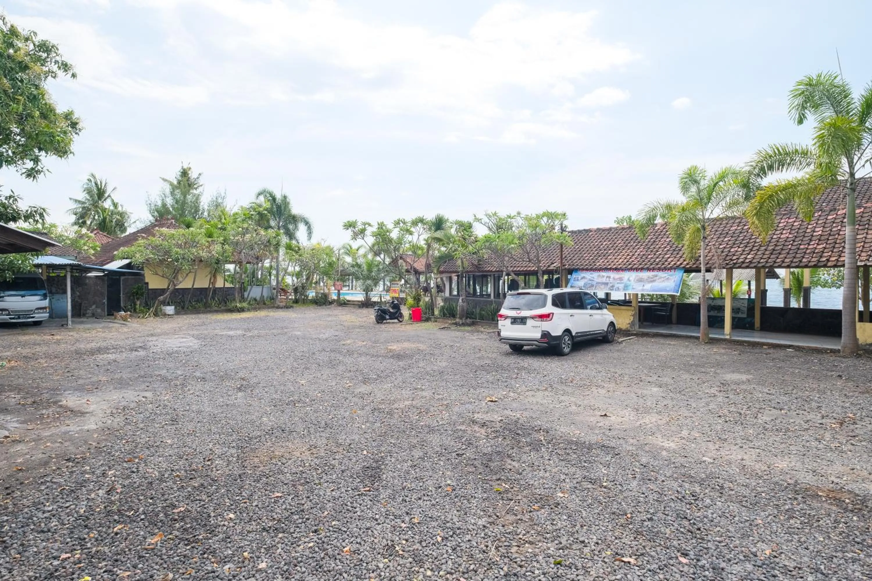 Parking in RedDoorz at Tanjung Alam Hotel Lovina