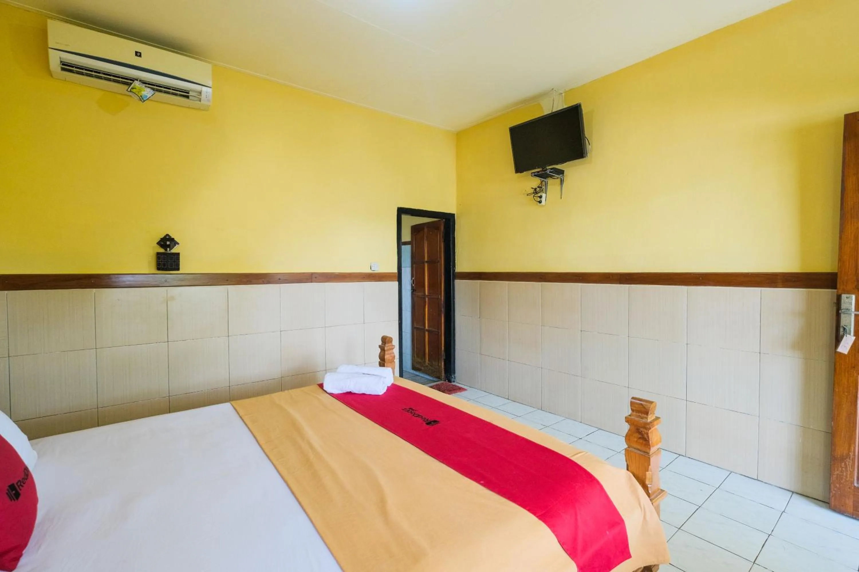 Bedroom, Bed in RedDoorz at Tanjung Alam Hotel Lovina