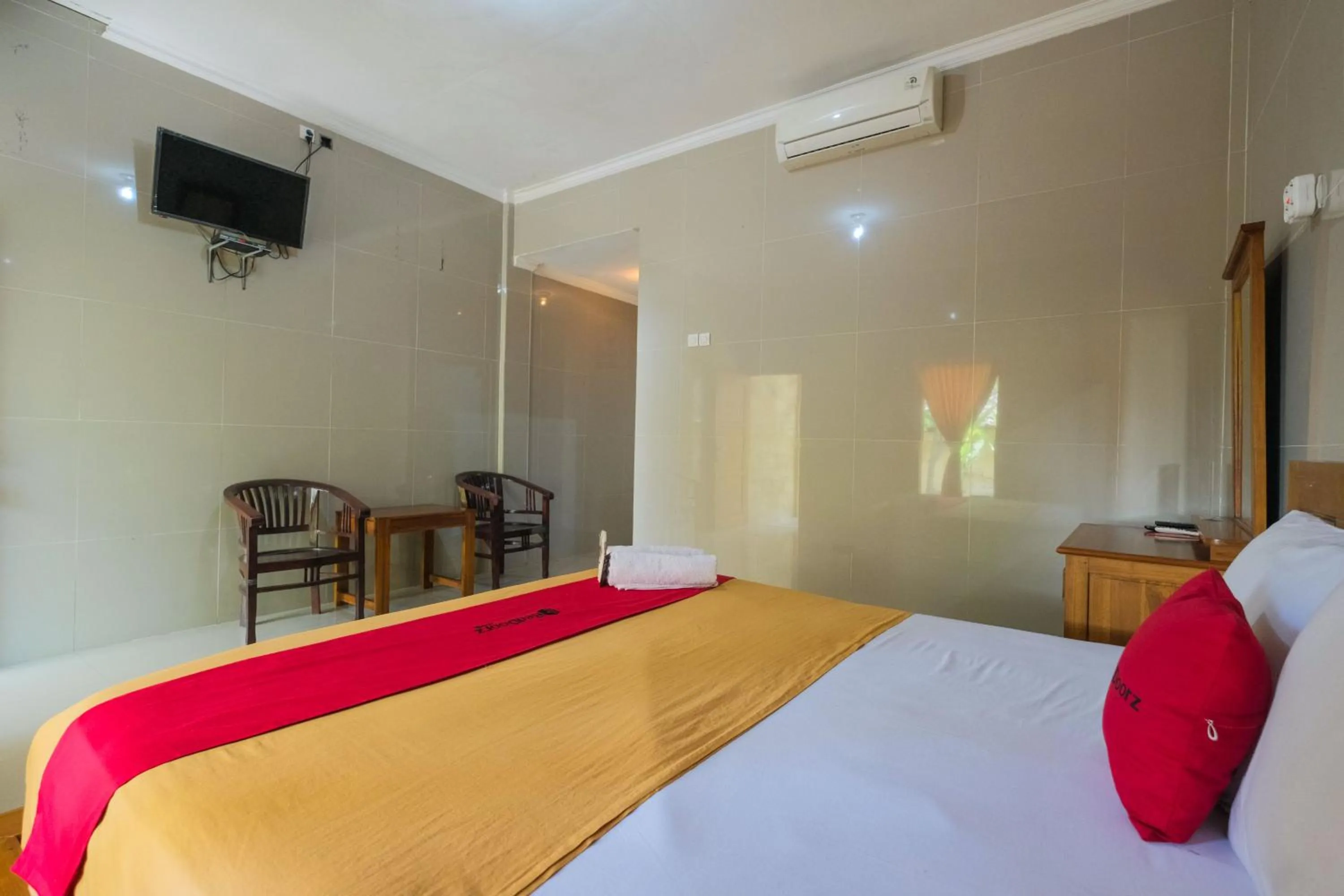Bedroom, Bed in RedDoorz at Tanjung Alam Hotel Lovina