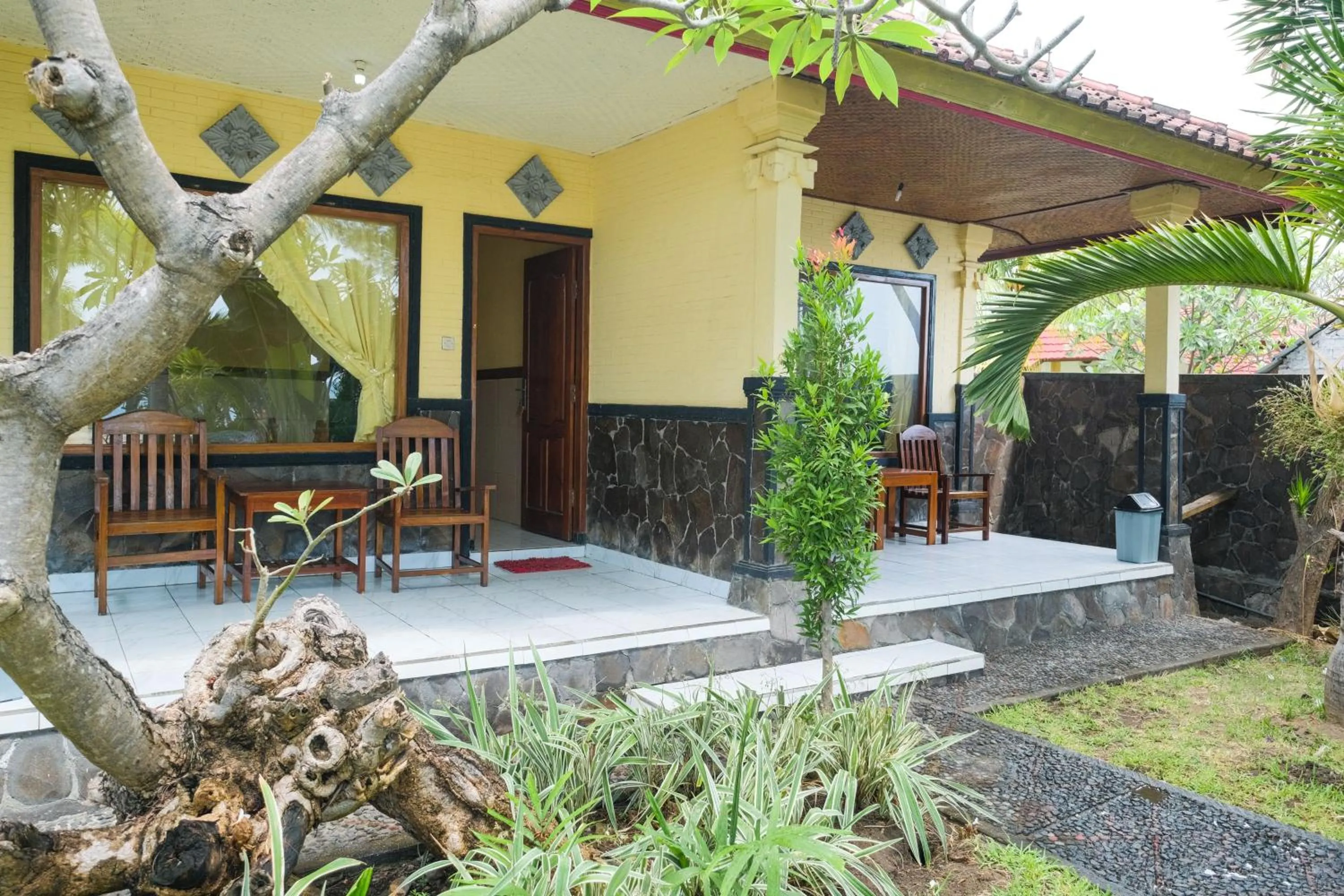 Balcony/Terrace in RedDoorz at Tanjung Alam Hotel Lovina