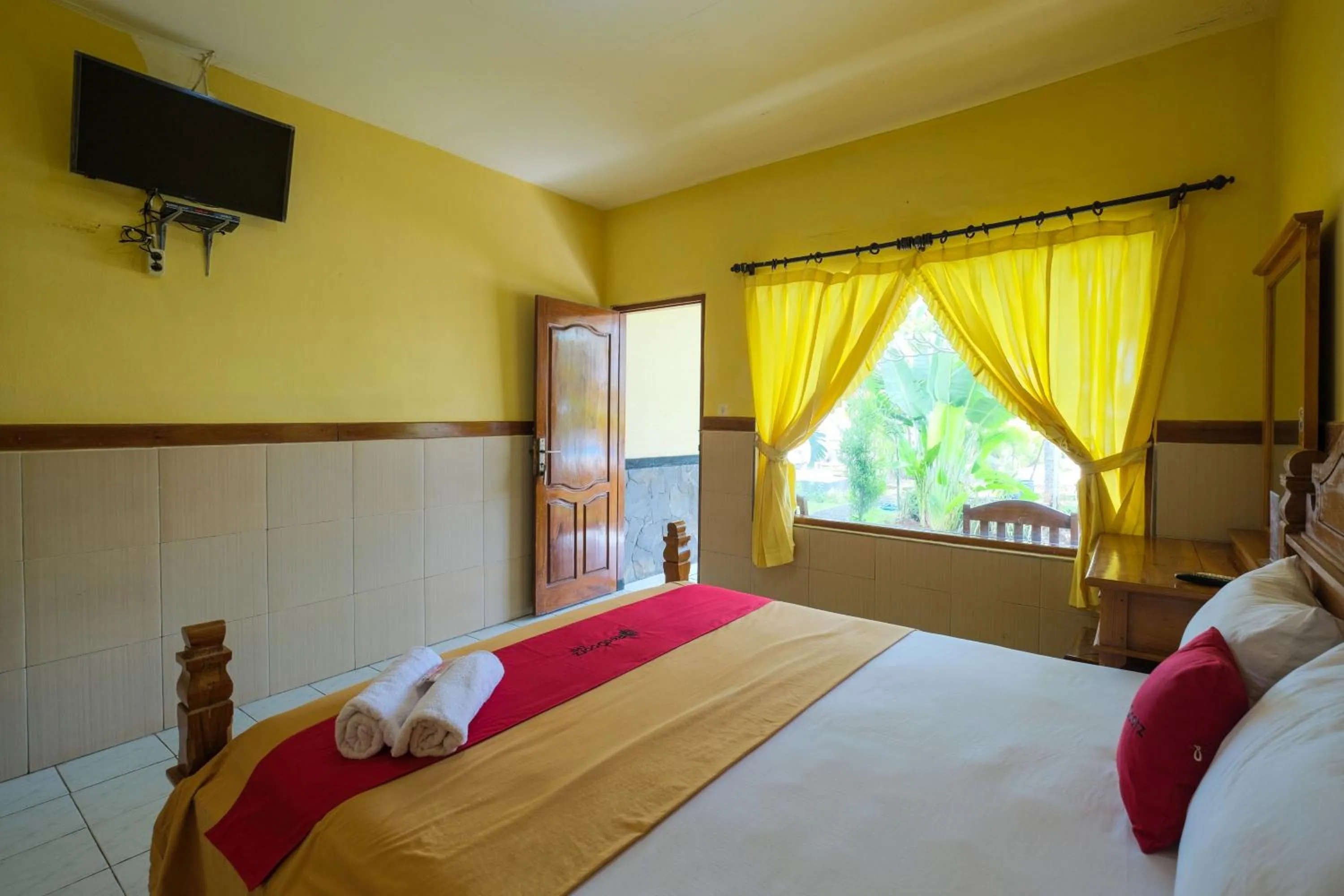 Bedroom, Bed in RedDoorz at Tanjung Alam Hotel Lovina
