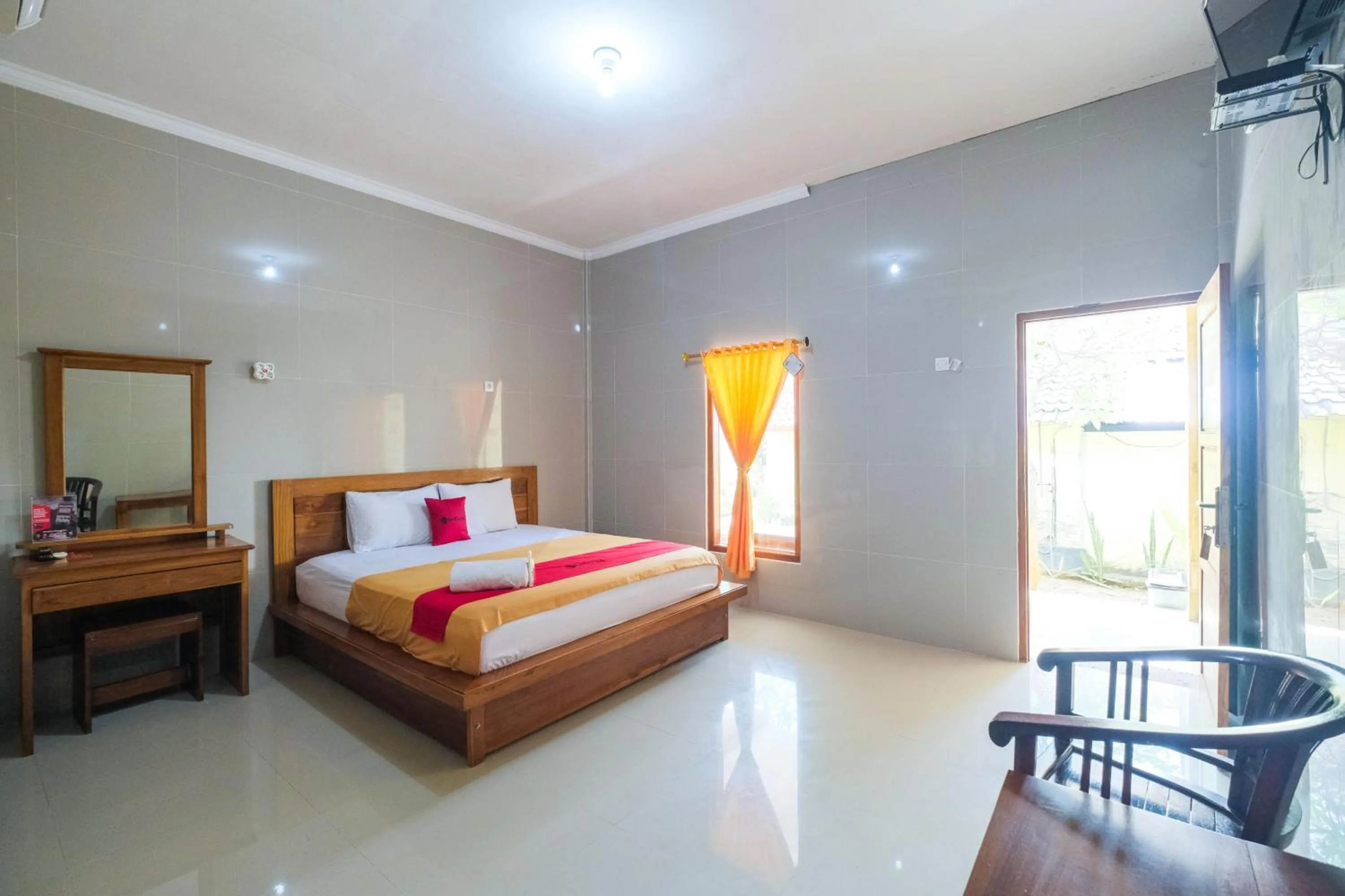 Bedroom, Bed in RedDoorz at Tanjung Alam Hotel Lovina