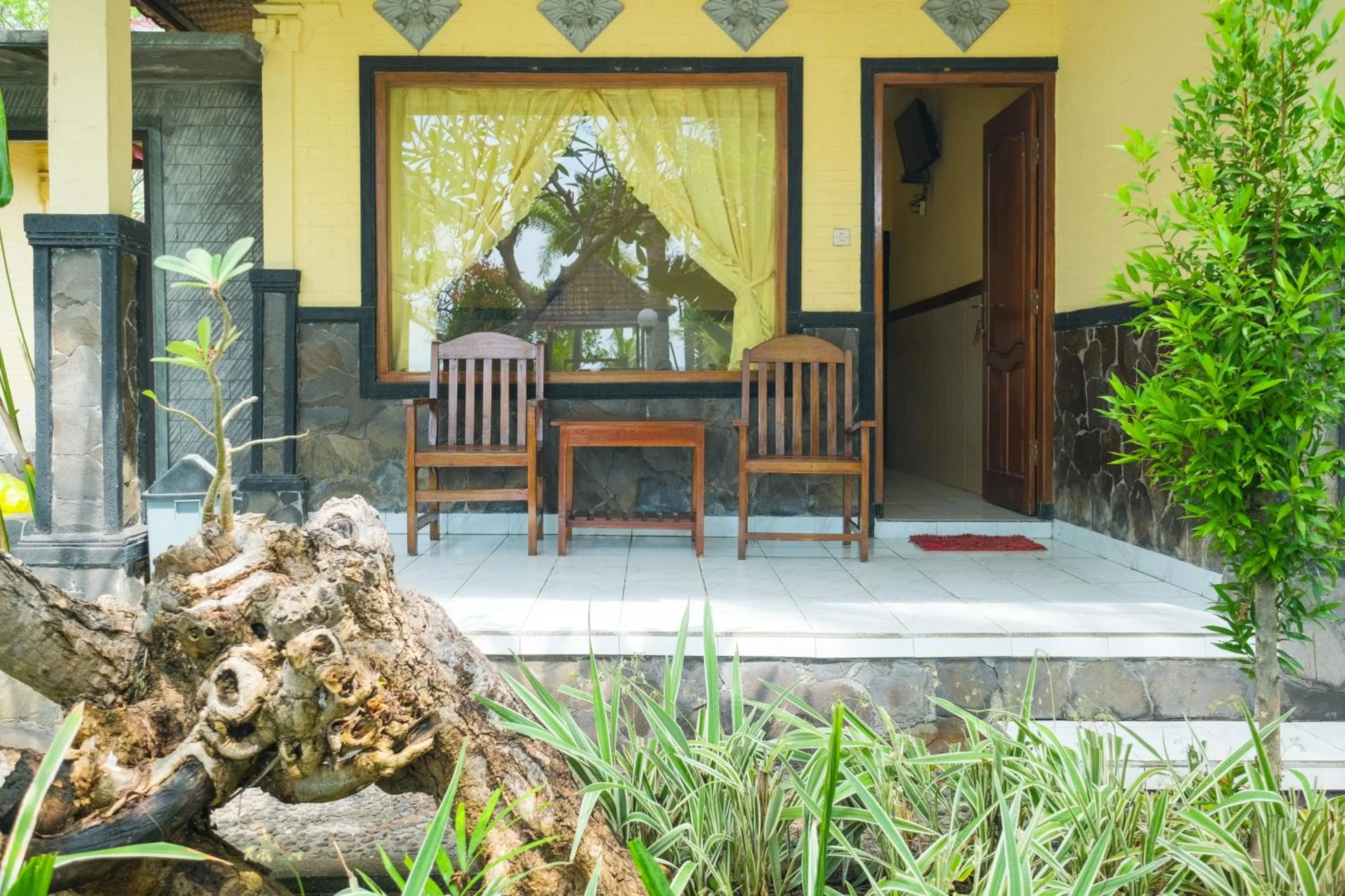 Balcony/Terrace in RedDoorz at Tanjung Alam Hotel Lovina