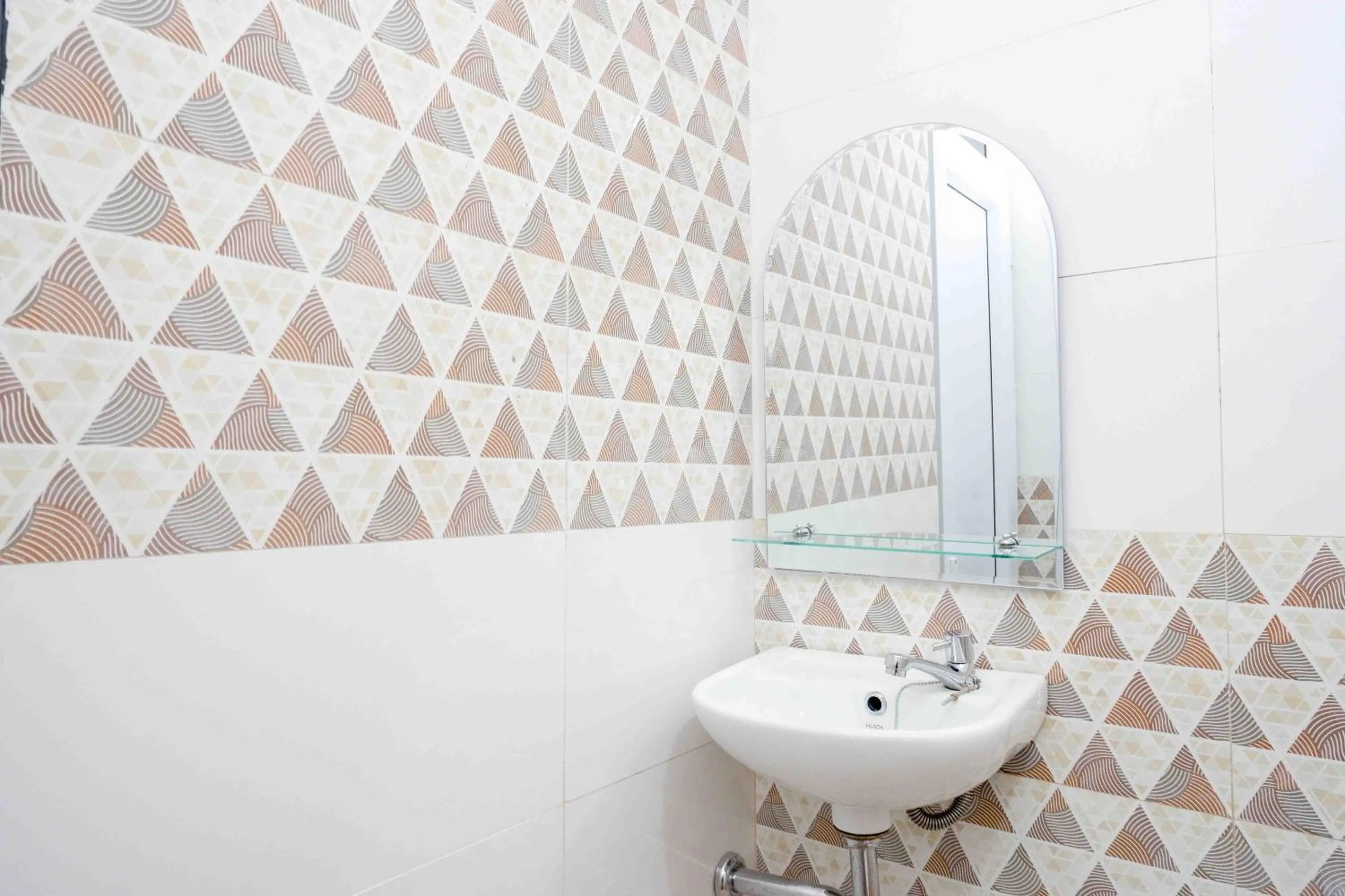 Bathroom in RedDoorz Plus near Patung Kuda Undip