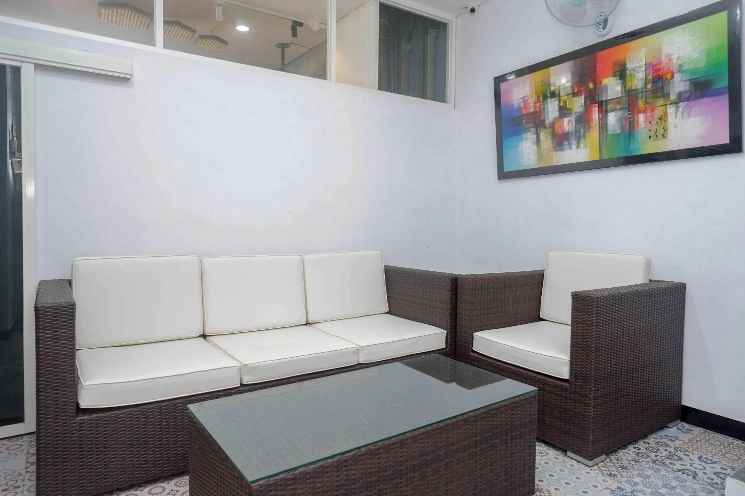 Seating area in RedDoorz Plus near Patung Kuda Undip
