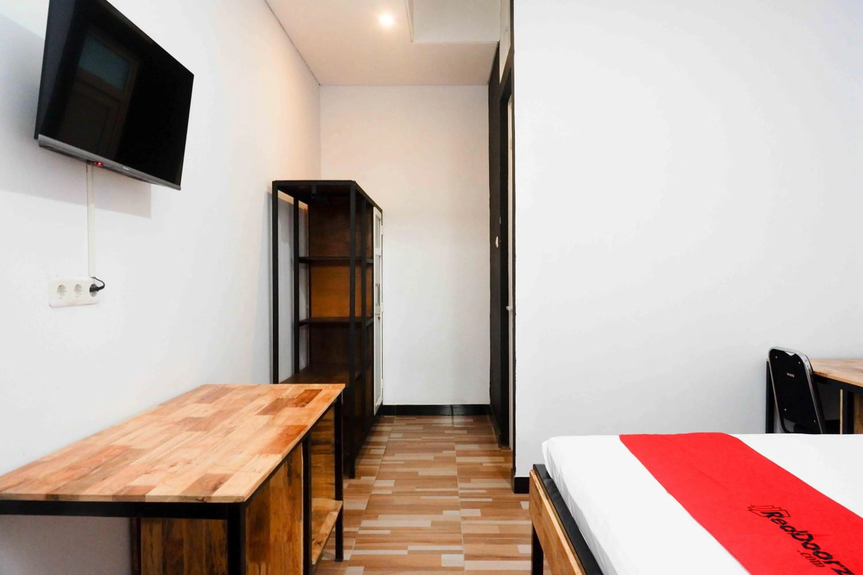 Bedroom, Bed in RedDoorz Plus near Patung Kuda Undip