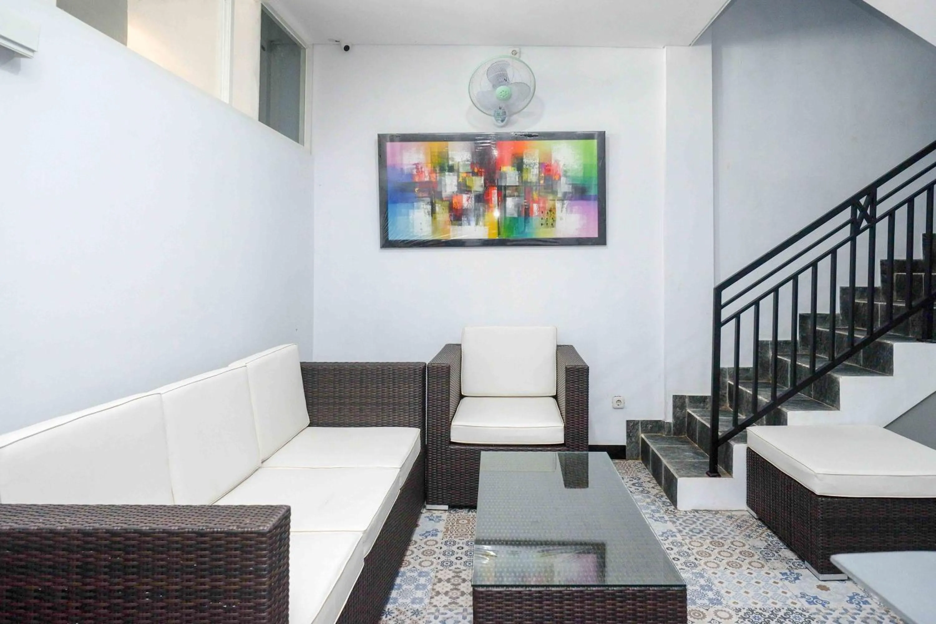 Seating area in RedDoorz Plus near Patung Kuda Undip