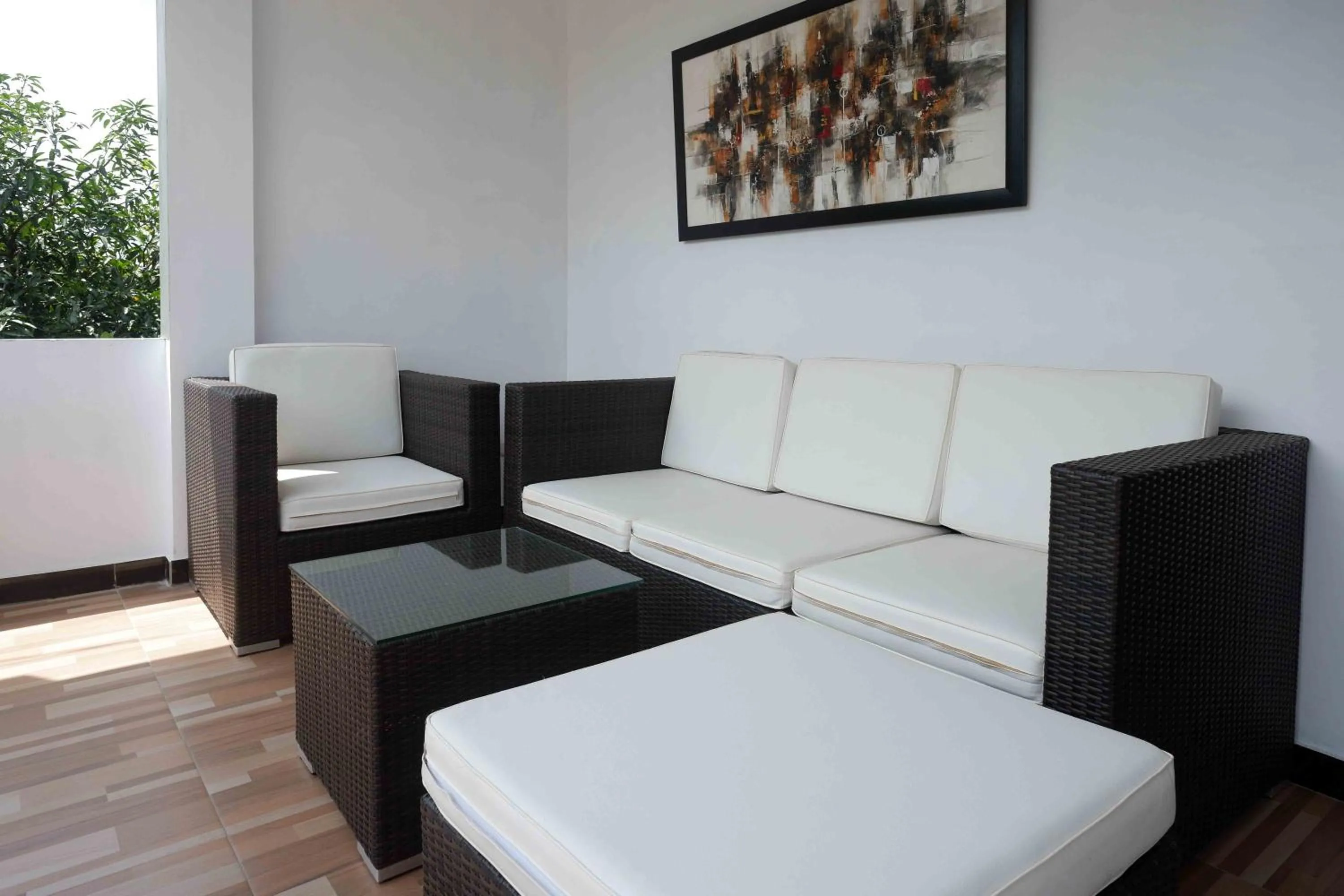 Seating area in RedDoorz Plus near Patung Kuda Undip