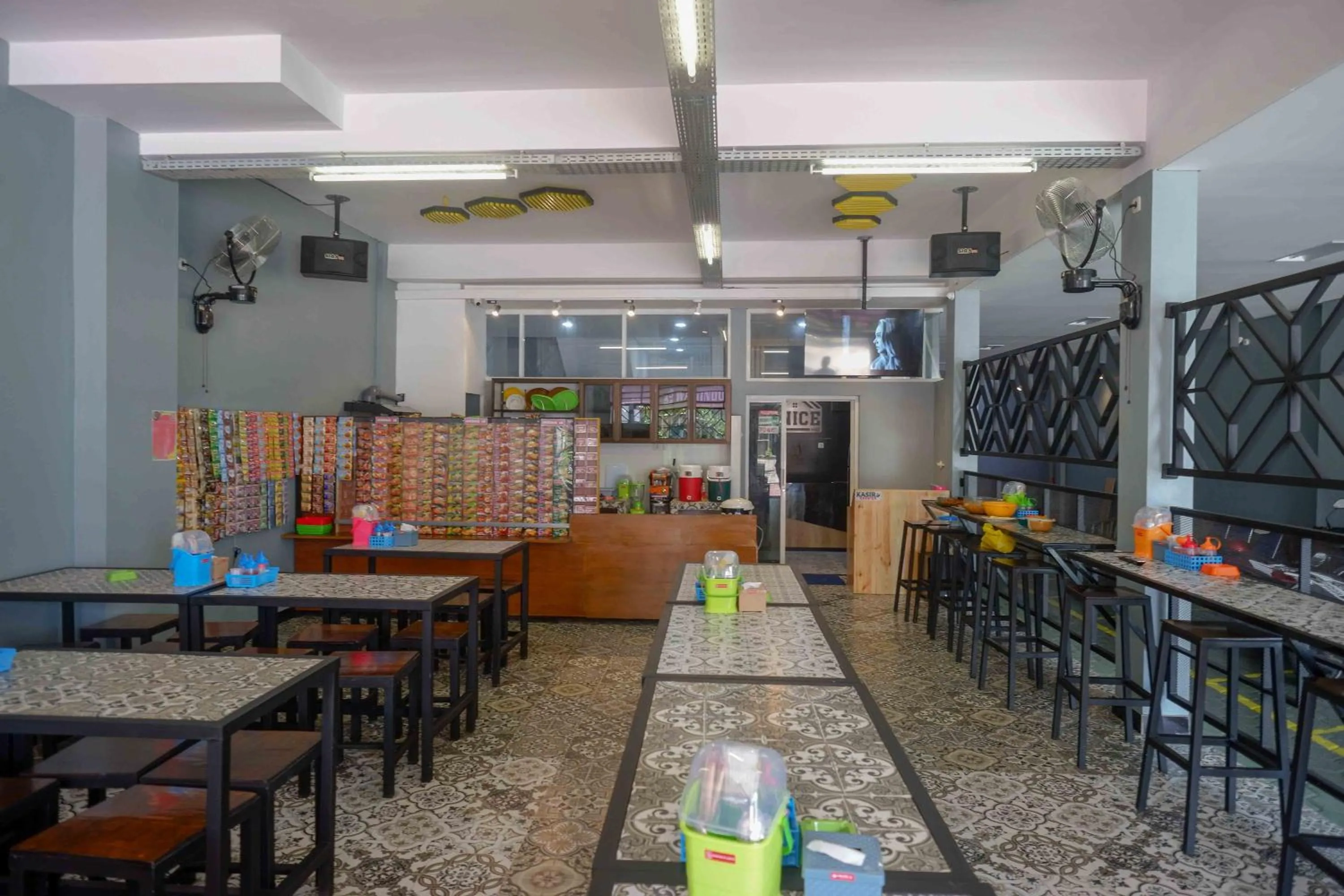 Property building in RedDoorz Plus near Patung Kuda Undip