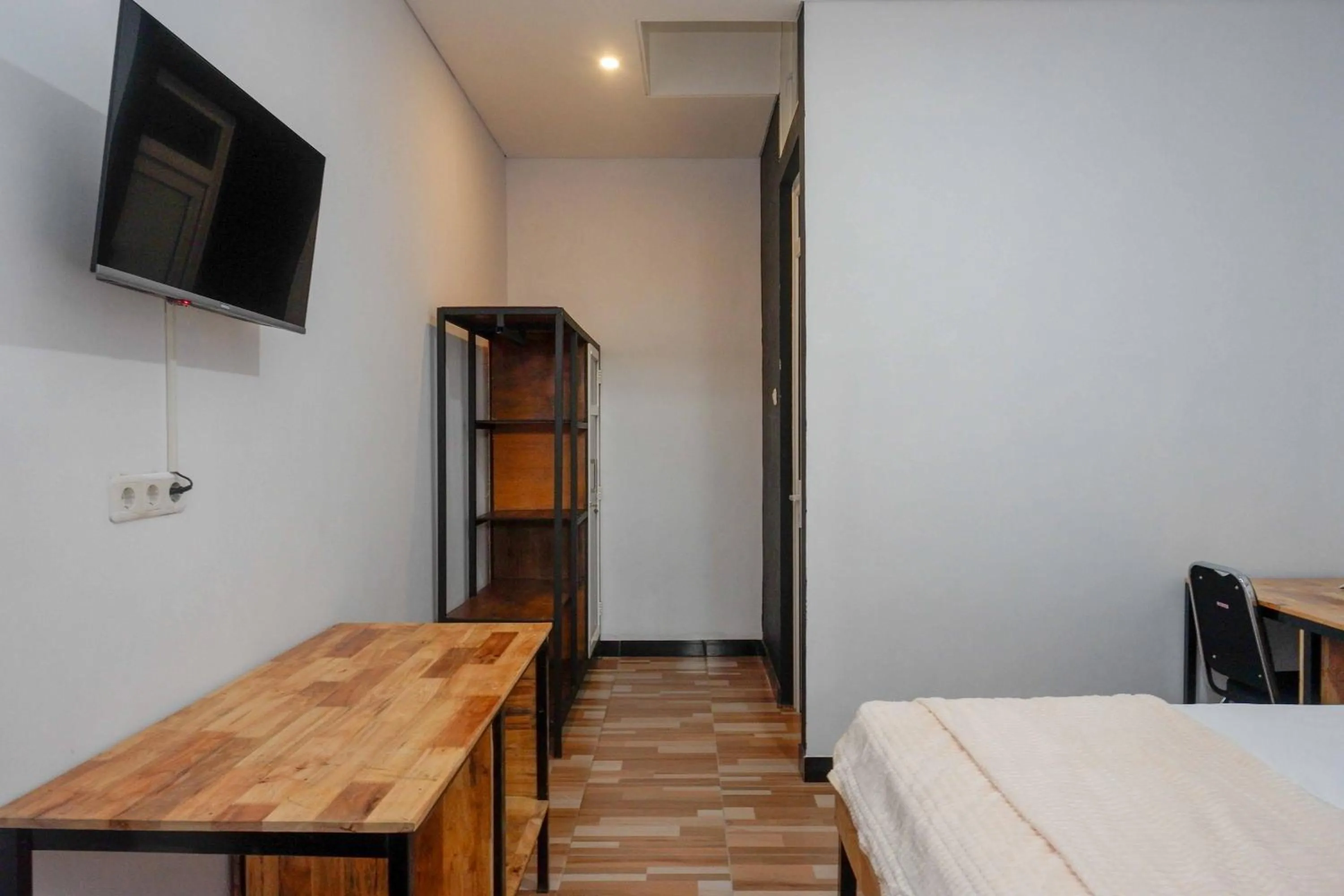 Photo of the whole room, Bed in RedDoorz Plus near Patung Kuda Undip