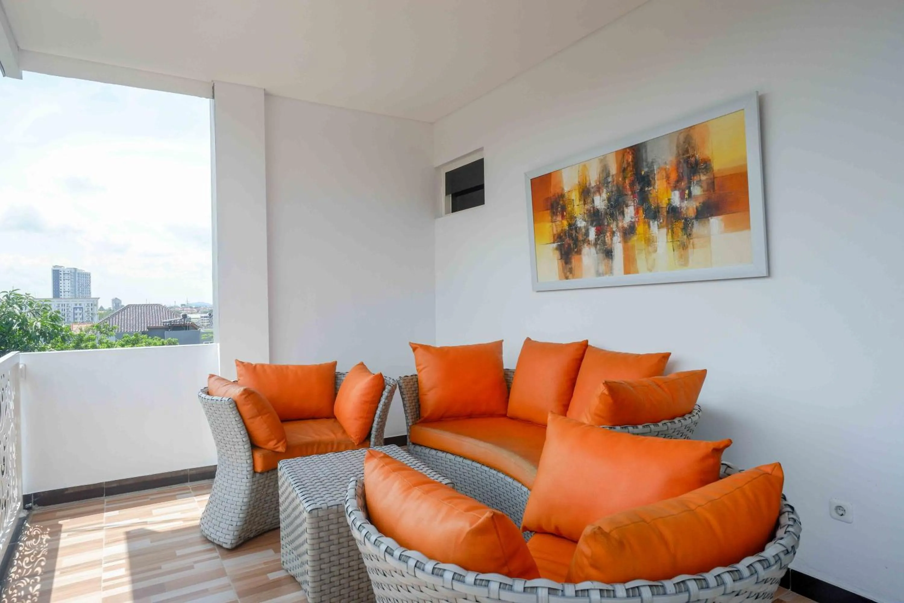 Seating area in RedDoorz Plus near Patung Kuda Undip