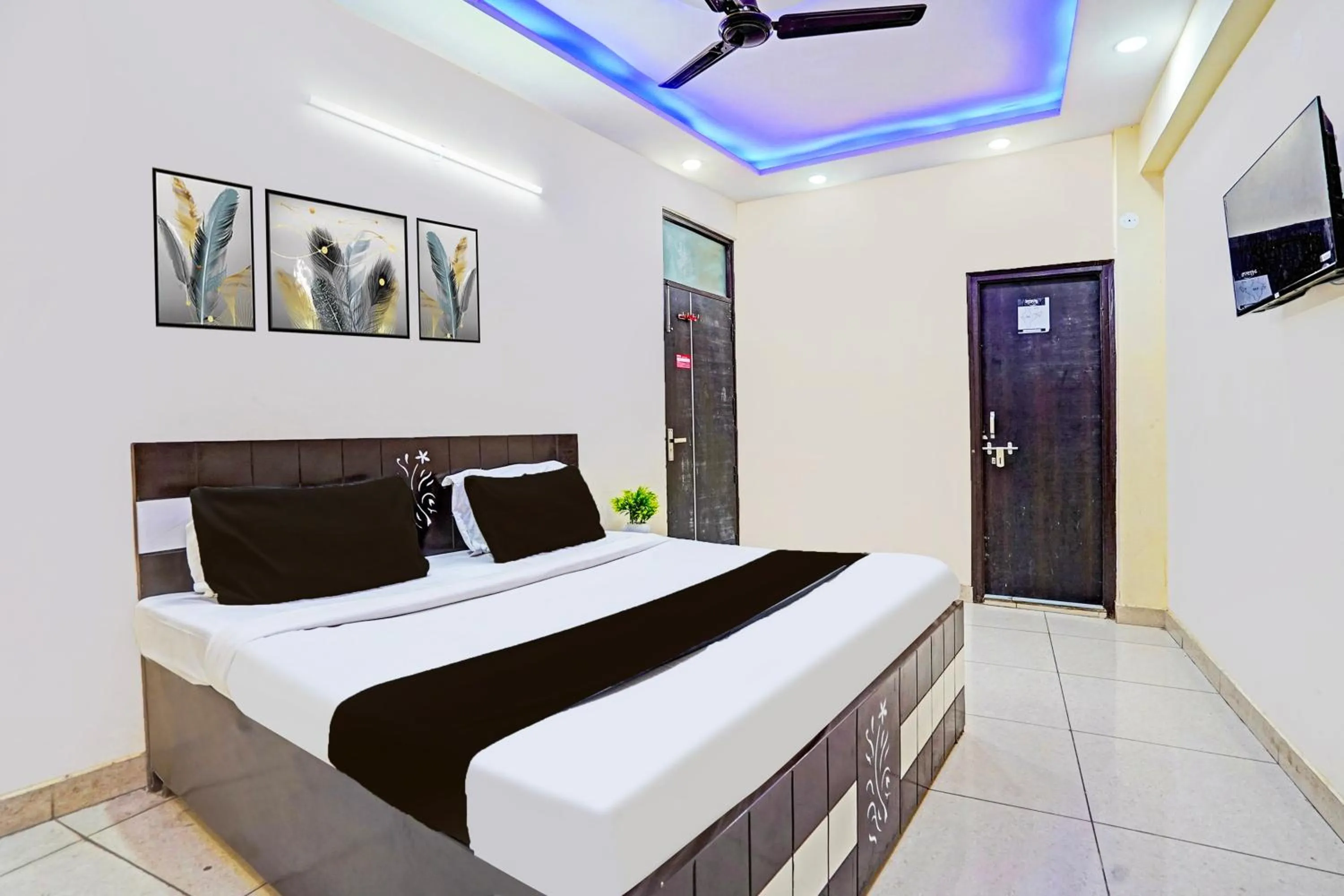 Bedroom, Bed in Hotel O Royal Inn