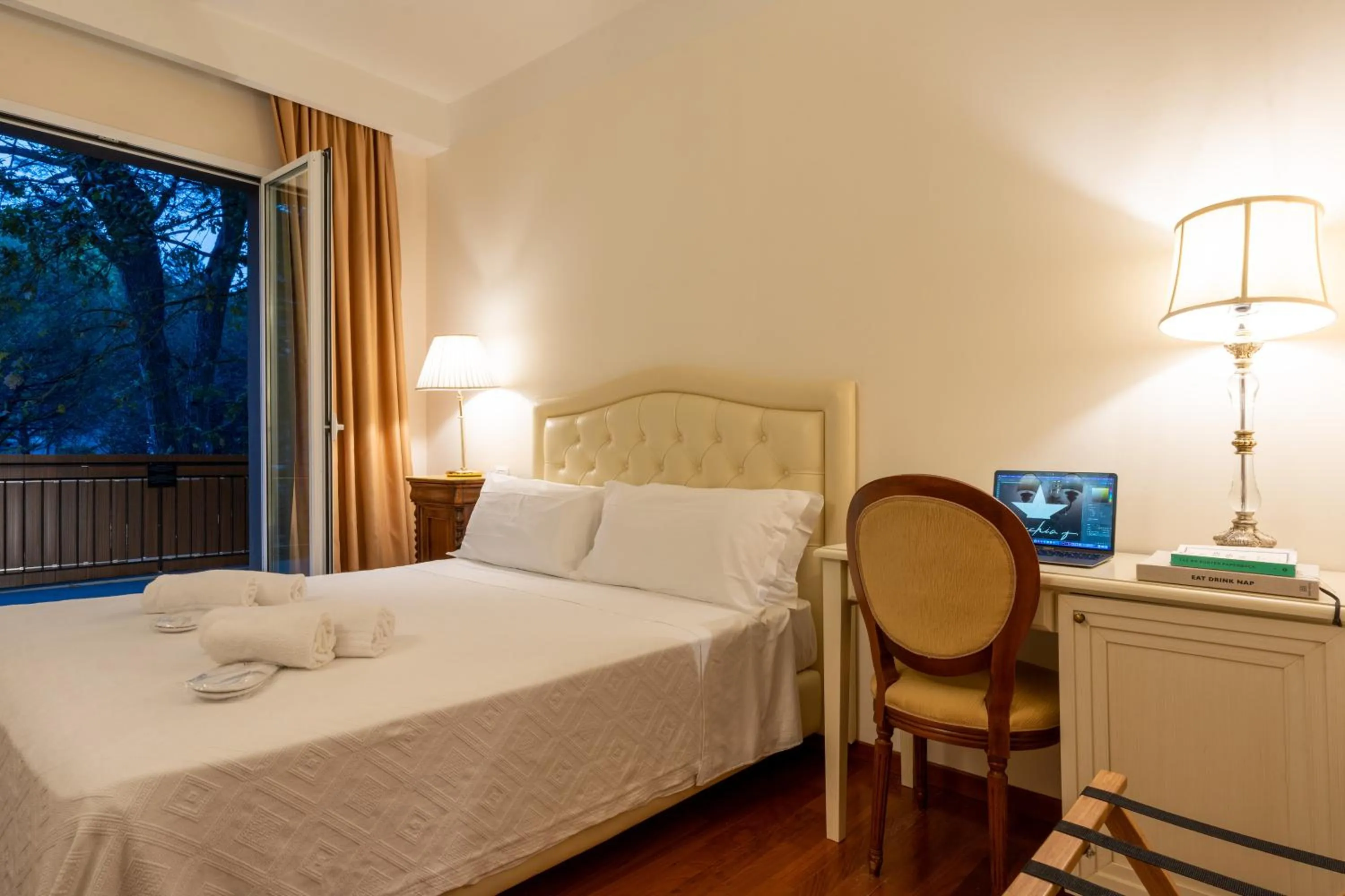 Balcony/Terrace, Bed in M House Art Hotel