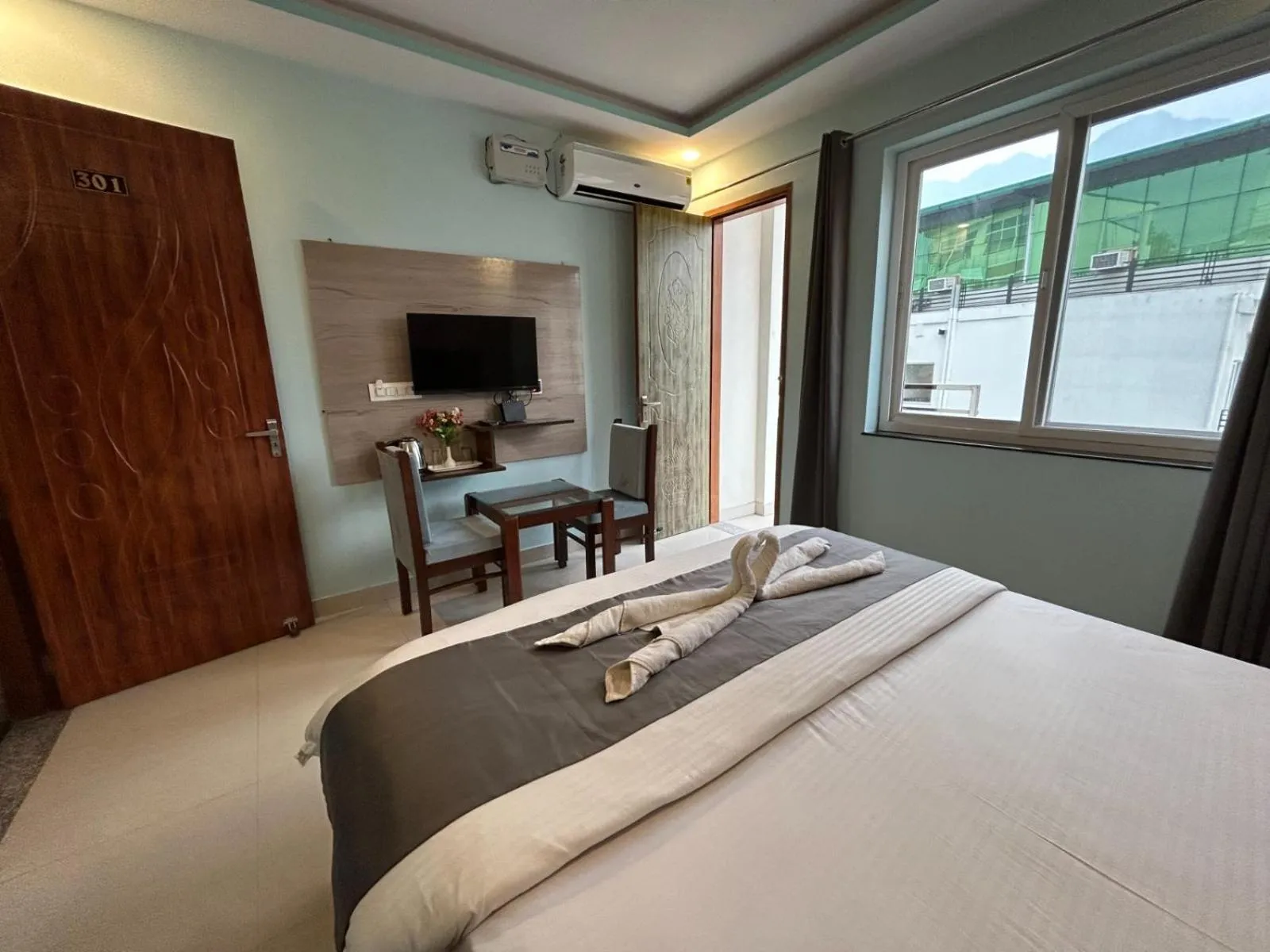 Bed in Hotel Kaanha Residency Inn By Shree Krishna Hospitality