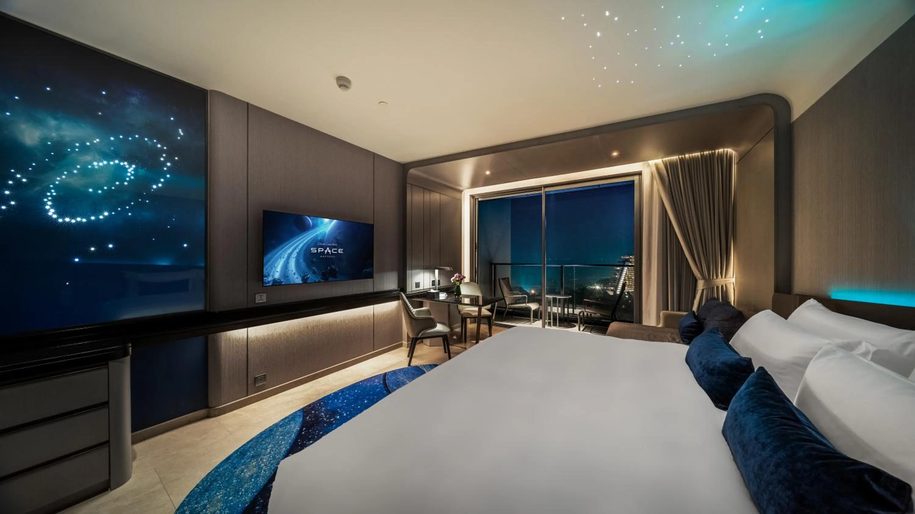 Sea view, Bed in Grande Centre Point Space Pattaya