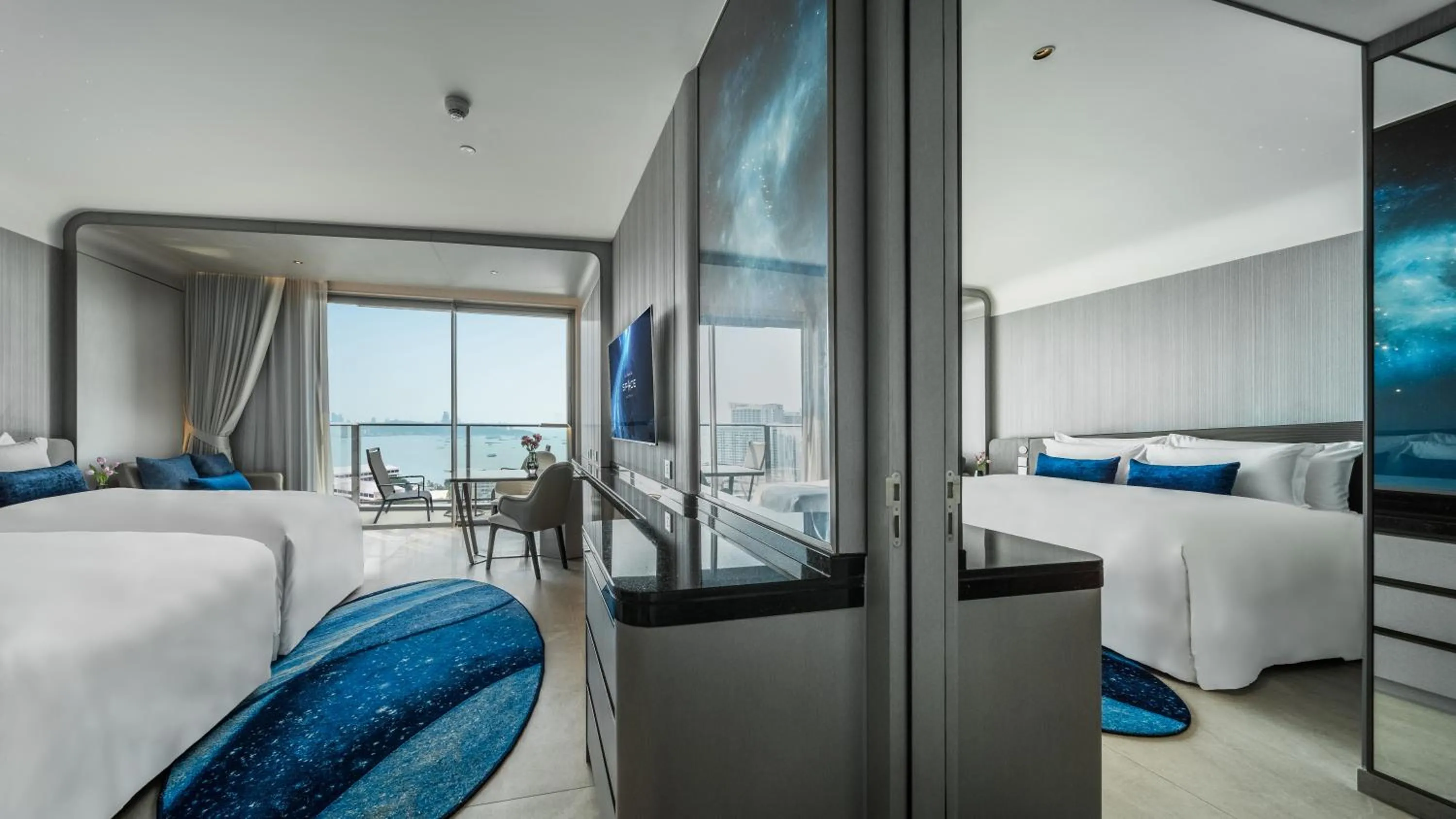 Bedroom, Bed in Grande Centre Point Space Pattaya
