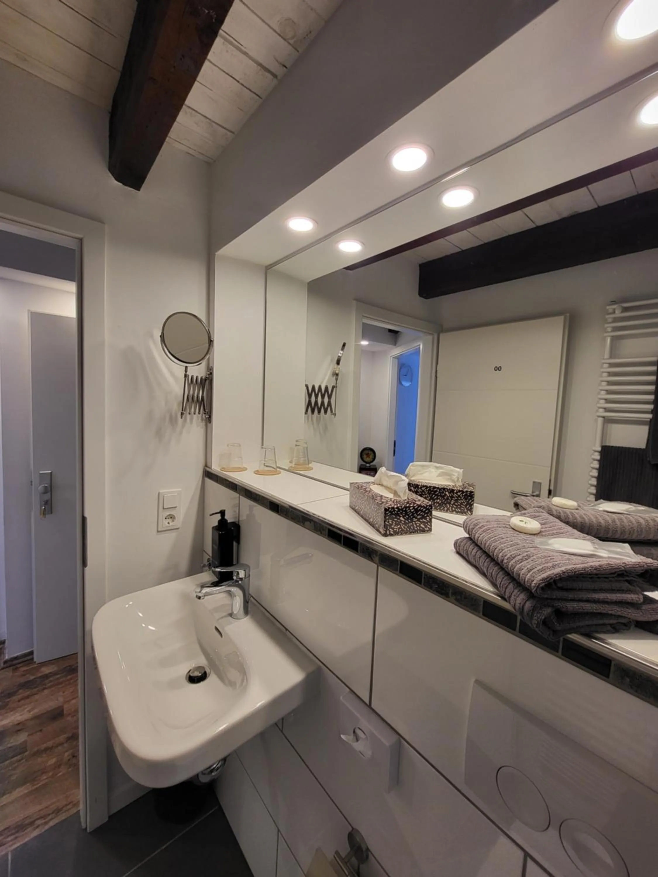 Bathroom in CJS Apartments - Chill or Drive am Nürburgring, Free Parking, WLan, Spacious Rooms, Quiet Location