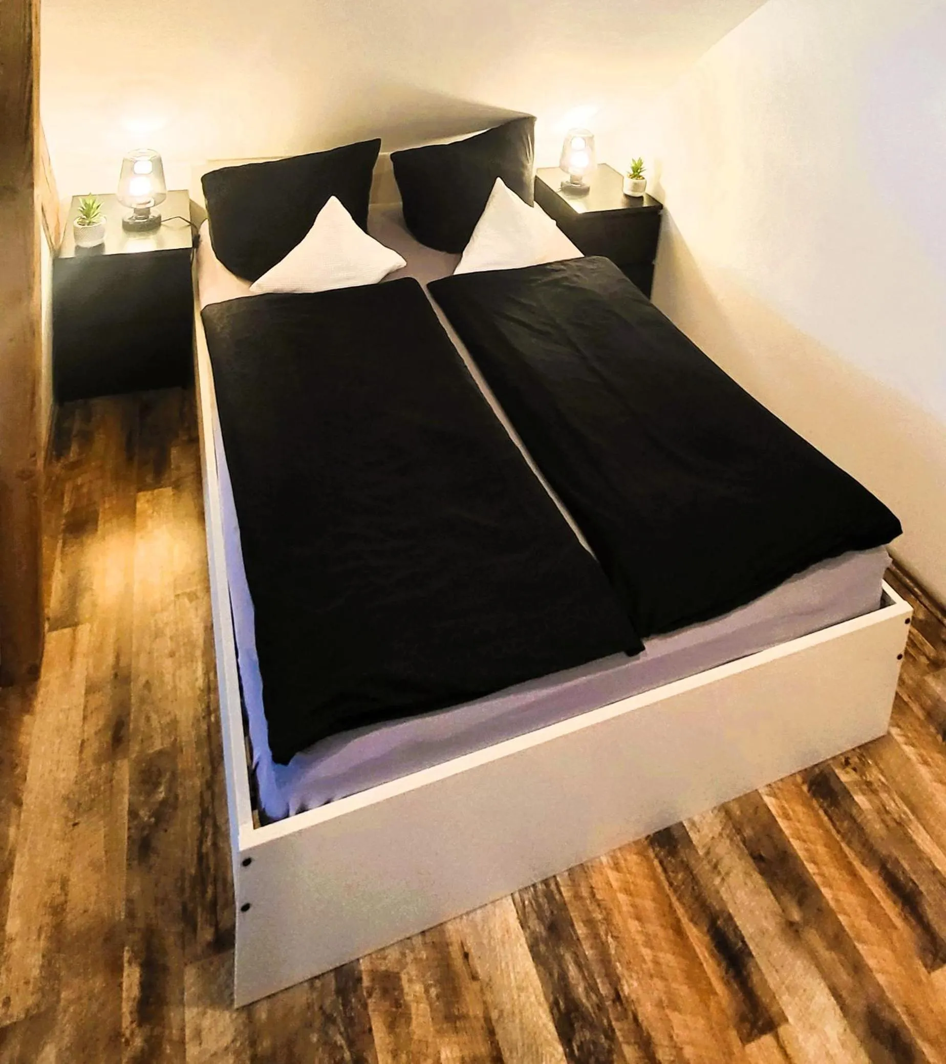 Bed in CJS Apartments - Chill or Drive am Nürburgring, Free Parking, WLan, Spacious Rooms, Quiet Location