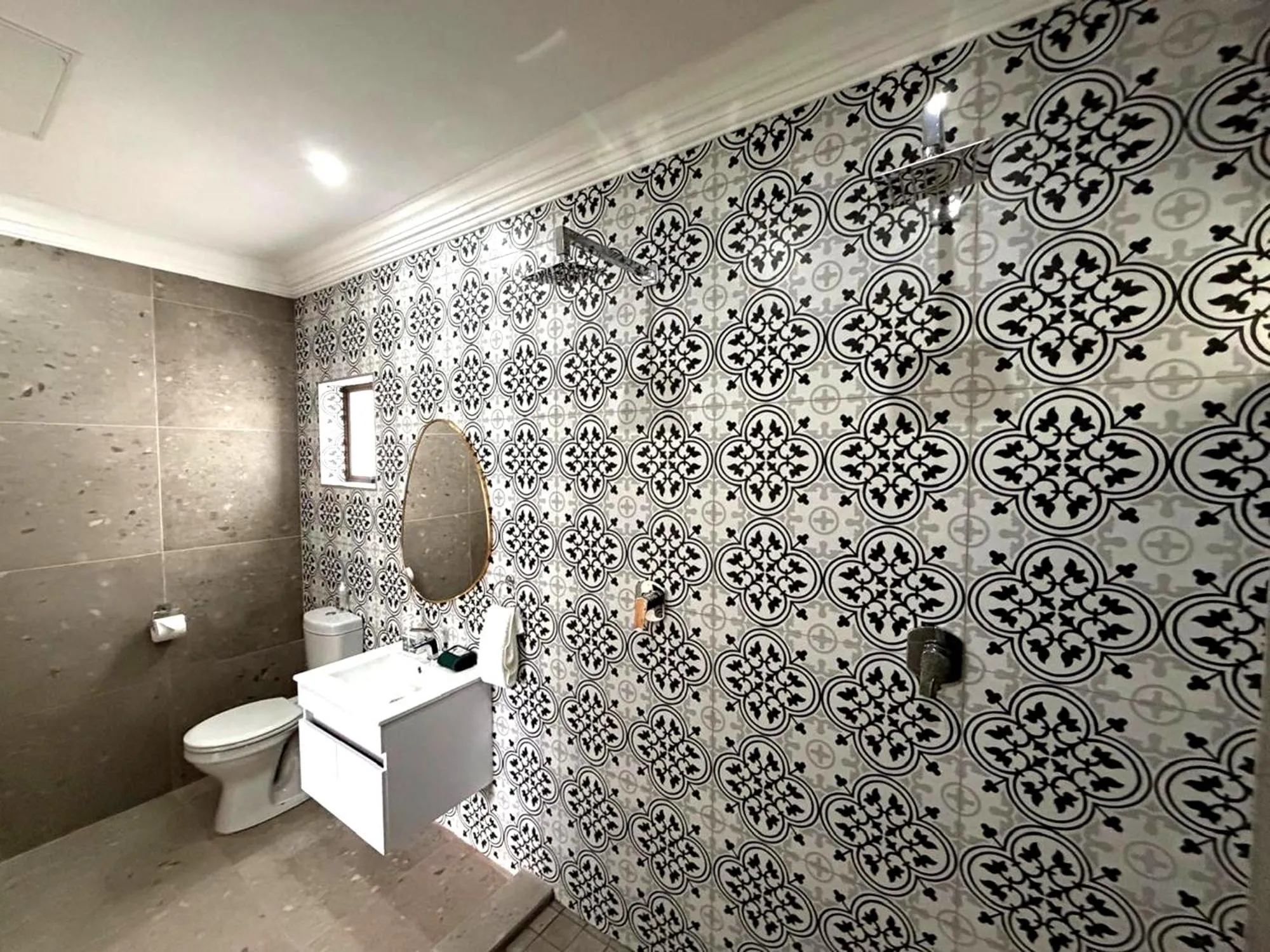 Shower in Grafiti Boutique Hotel