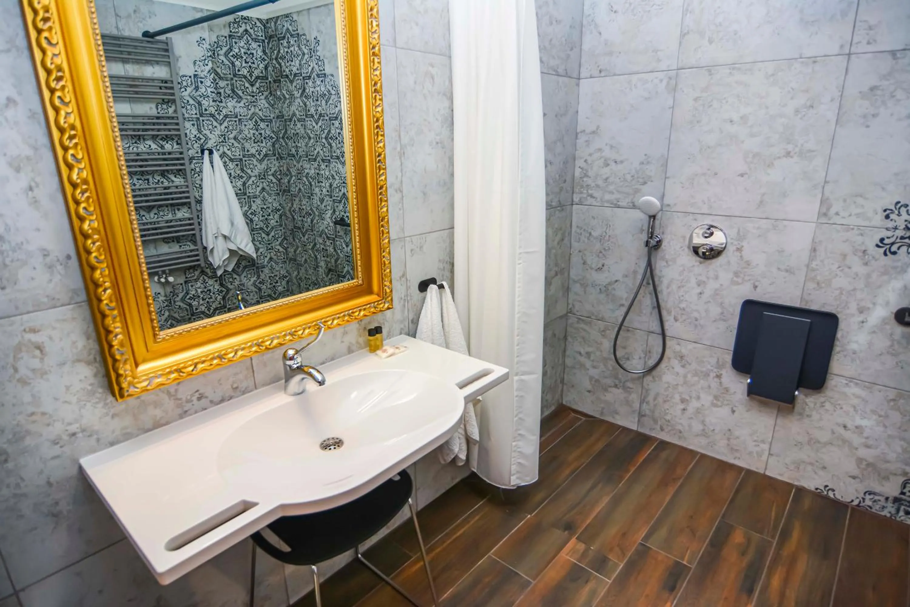 Shower in Willa Kashmir