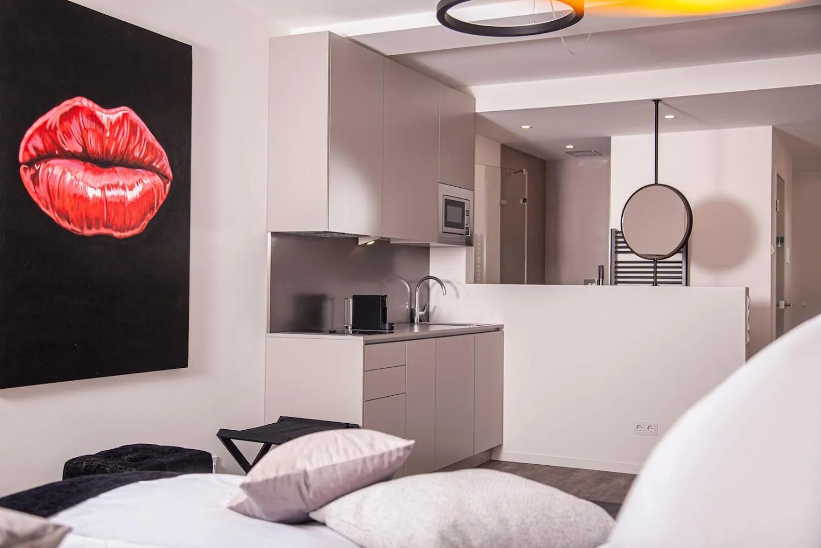 Kitchen or kitchenette, Bed in The Faces Berlin Apartments