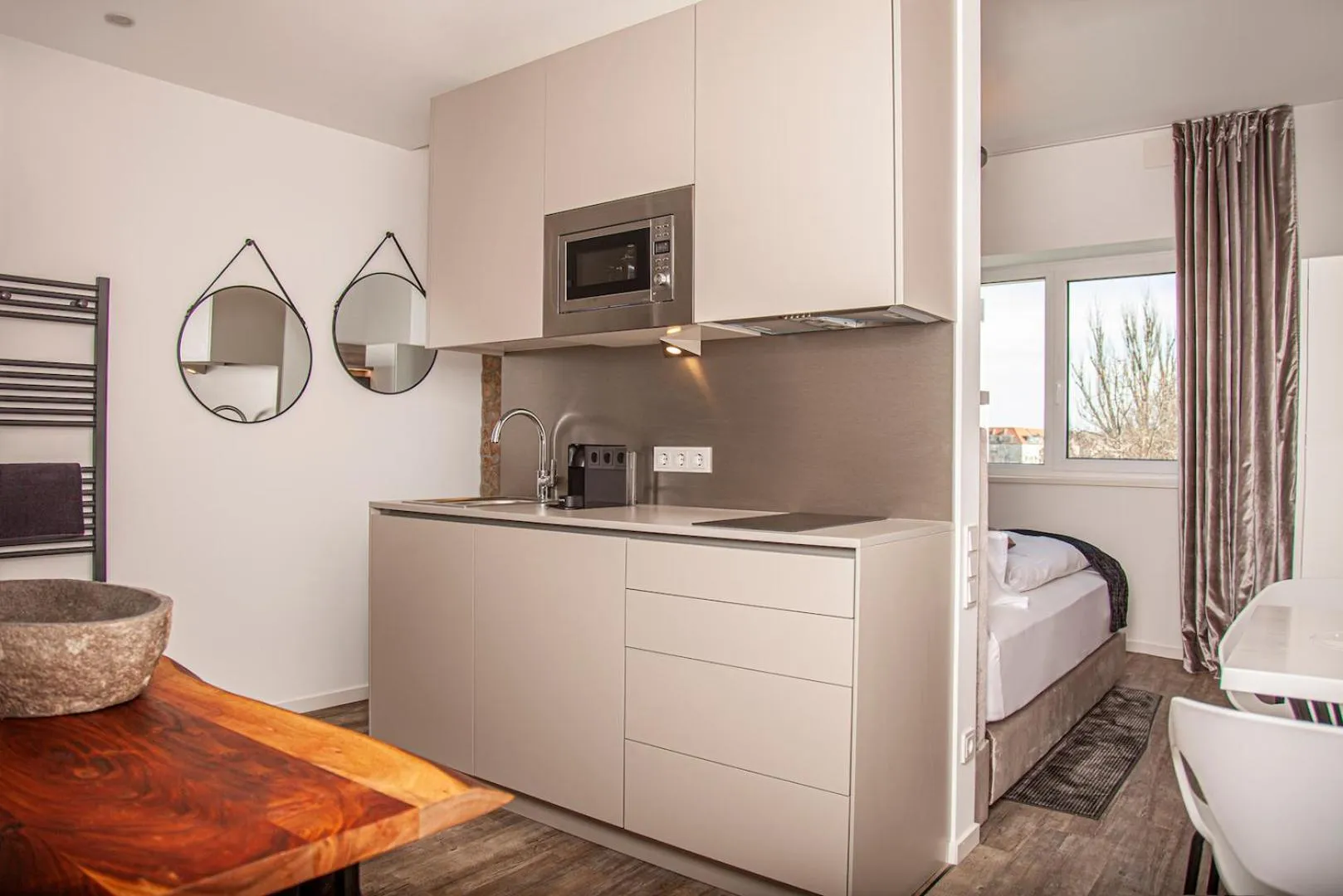 Kitchen or kitchenette, Bed in The Faces Berlin Apartments