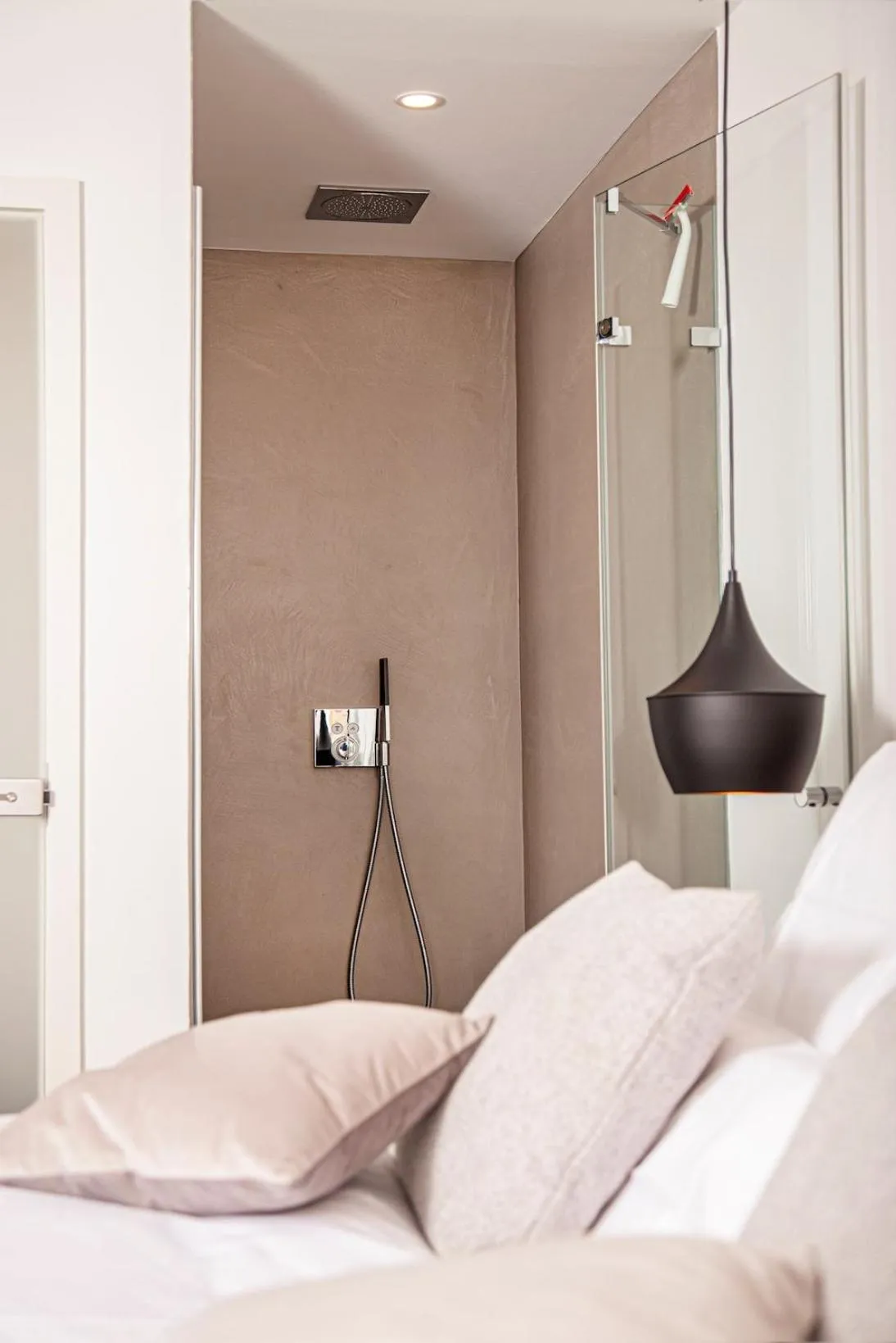 Shower, Bed in The Faces Berlin Apartments